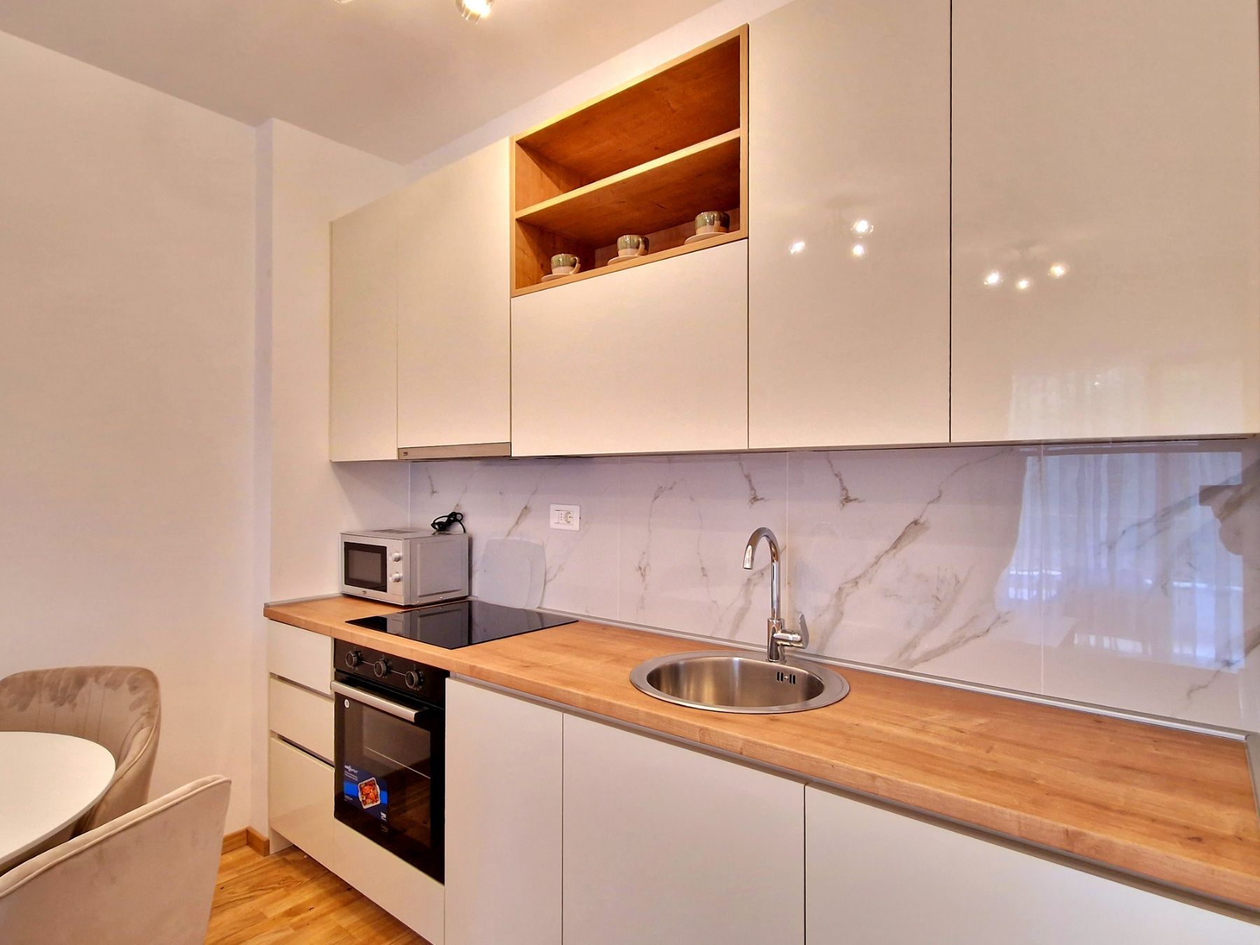 amforaproperty.com/JEDNOSOBAN LUKSUZNO OPREMLJEN STAN 43M2 SA POGLEDOM NA MORE NA ATRAKTIVNOJ LOKACIJI U BEČIĆIMA