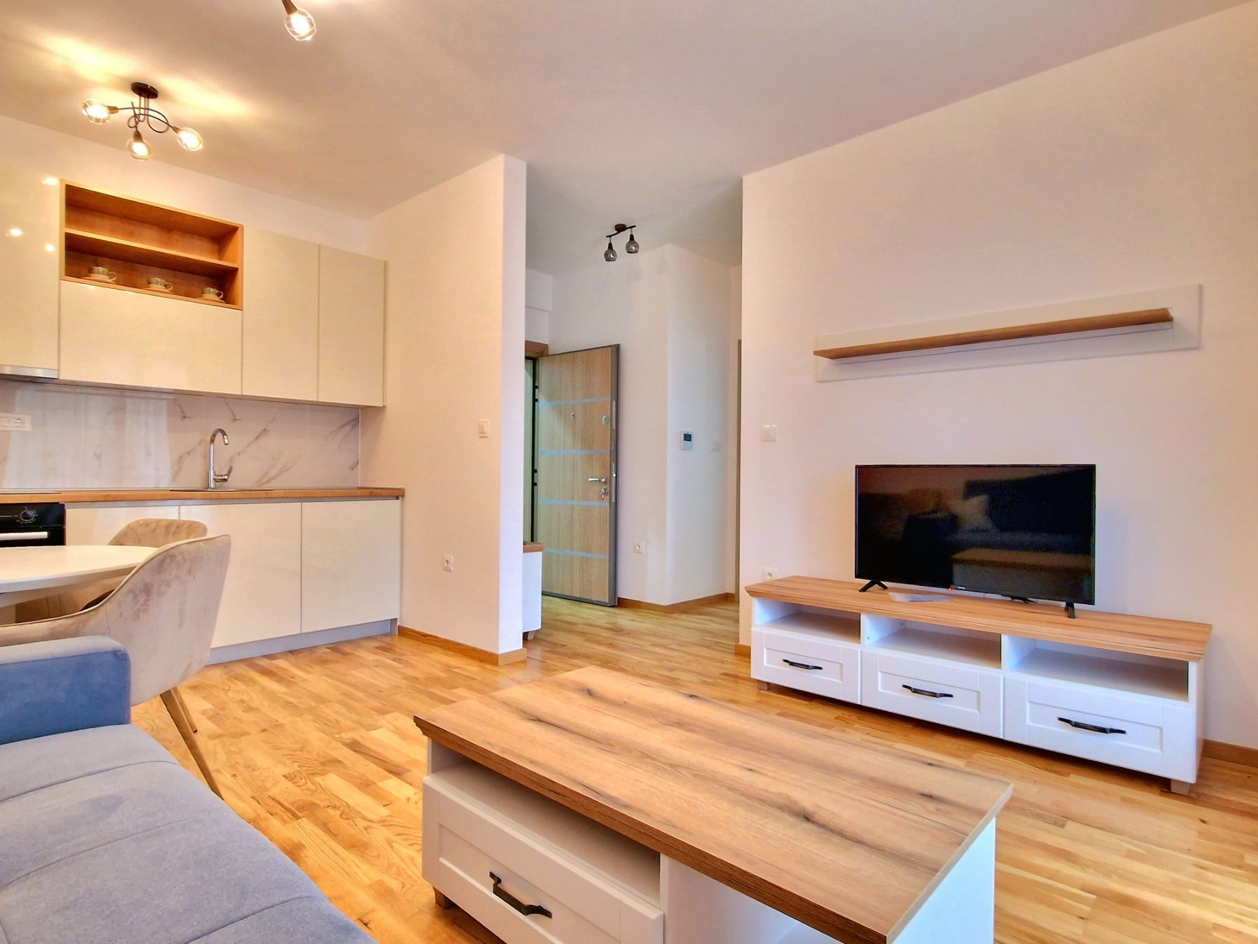 amforaproperty.com/JEDNOSOBAN LUKSUZNO OPREMLJEN STAN 43M2 SA POGLEDOM NA MORE NA ATRAKTIVNOJ LOKACIJI U BEČIĆIMA