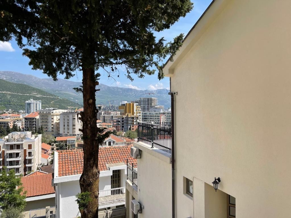 amforaproperty.com/Prostrana Kuća 828m2 sa Pogledom na More- Budva,Babin Do