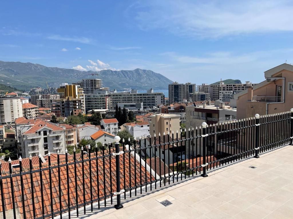 amforaproperty.com/Prostrana Kuća 828m2 sa Pogledom na More- Budva,Babin Do