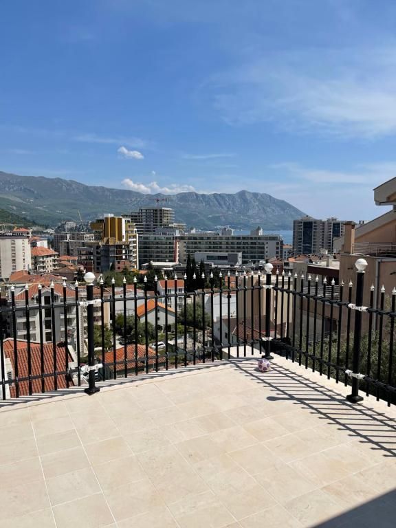 amforaproperty.com/Prostrana Kuća 828m2 sa Pogledom na More- Budva,Babin Do