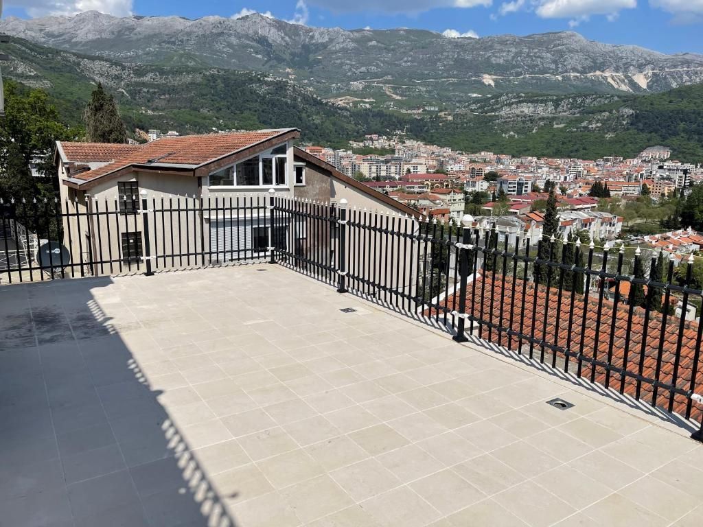 amforaproperty.com/Prostrana Kuća 828m2 sa Pogledom na More- Budva,Babin Do