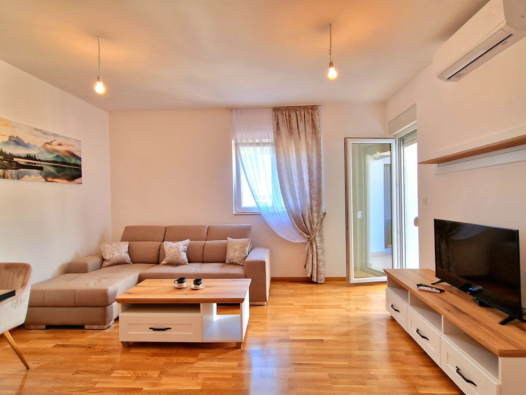 amforaproperty.com/Luksuzno opremljen dvosoban stan sa pogledom na more i parking mestom,Becici (NA PERIOD OD 15.09 DO 30.05.2024)