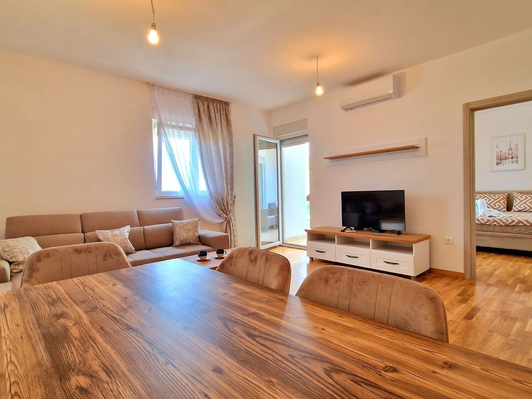 amforaproperty.com/Luksuzno opremljen dvosoban stan sa pogledom na more i parking mestom,Becici (NA PERIOD OD 15.09 DO 30.05.2024)