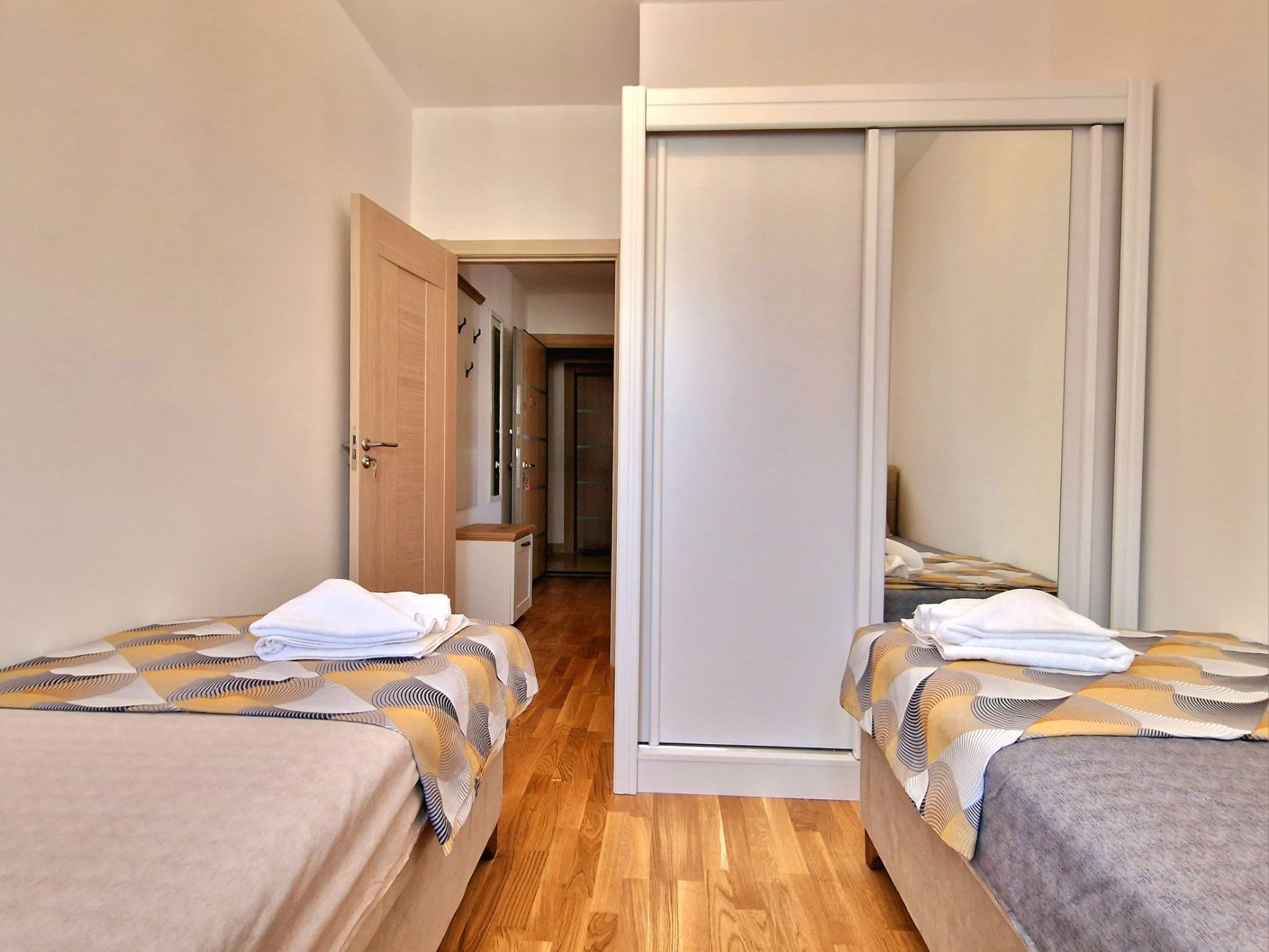 amforaproperty.com/Luksuzno opremljen dvosoban stan sa pogledom na more i parking mestom,Becici (NA PERIOD OD 15.09 DO 30.05.2024)