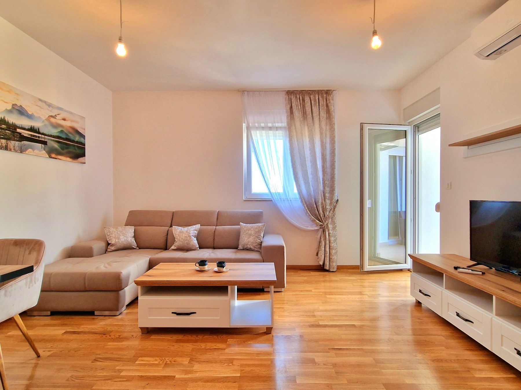 amforaproperty.com/Luksuzno opremljen dvosoban stan sa pogledom na more i parking mestom,Becici (NA PERIOD OD 15.09 DO 30.05.2024)