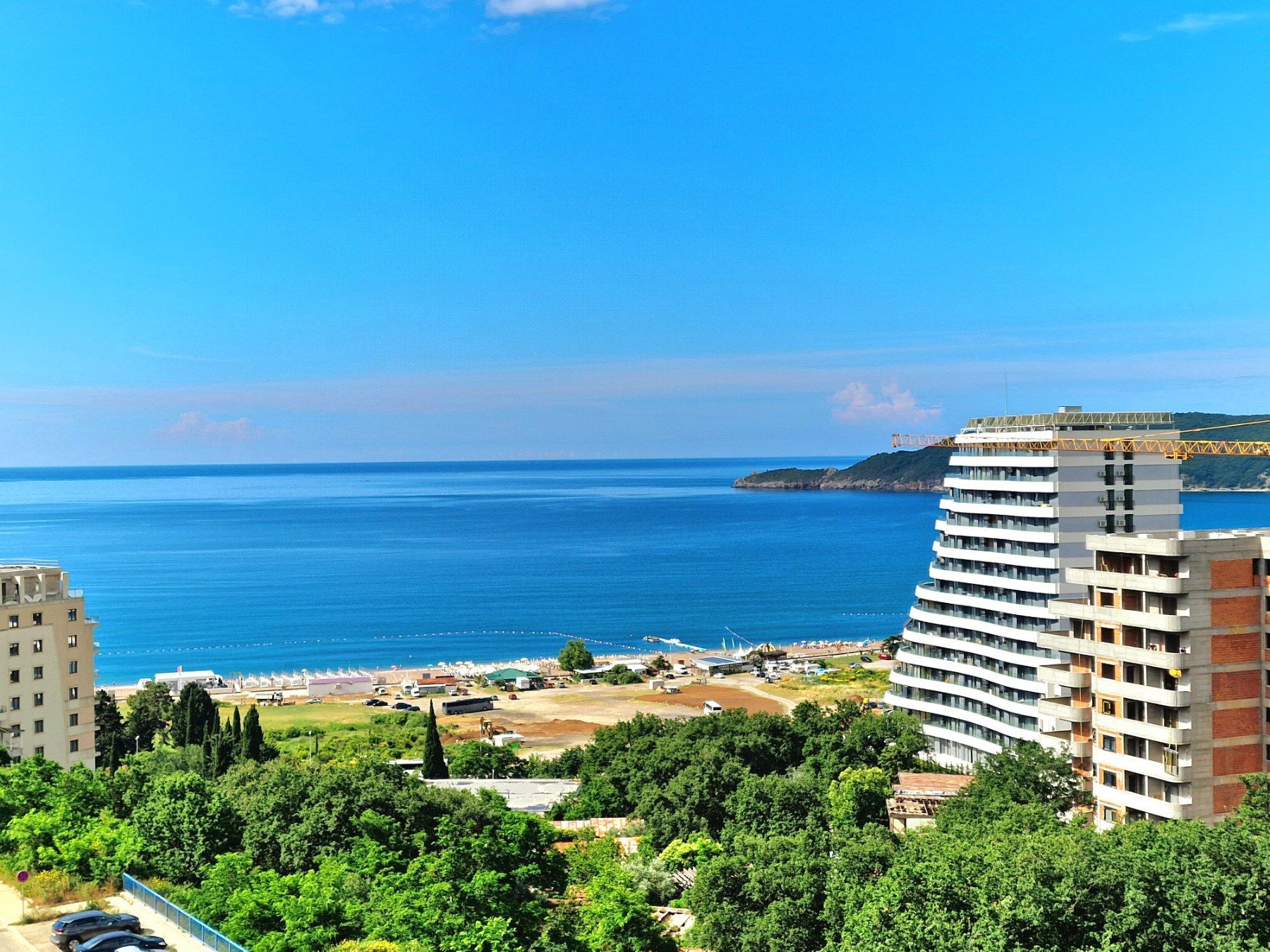 amforaproperty.com/Luksuzno opremljen dvosoban stan sa pogledom na more i parking mestom,Becici (NA PERIOD OD 15.09 DO 30.05.2024)