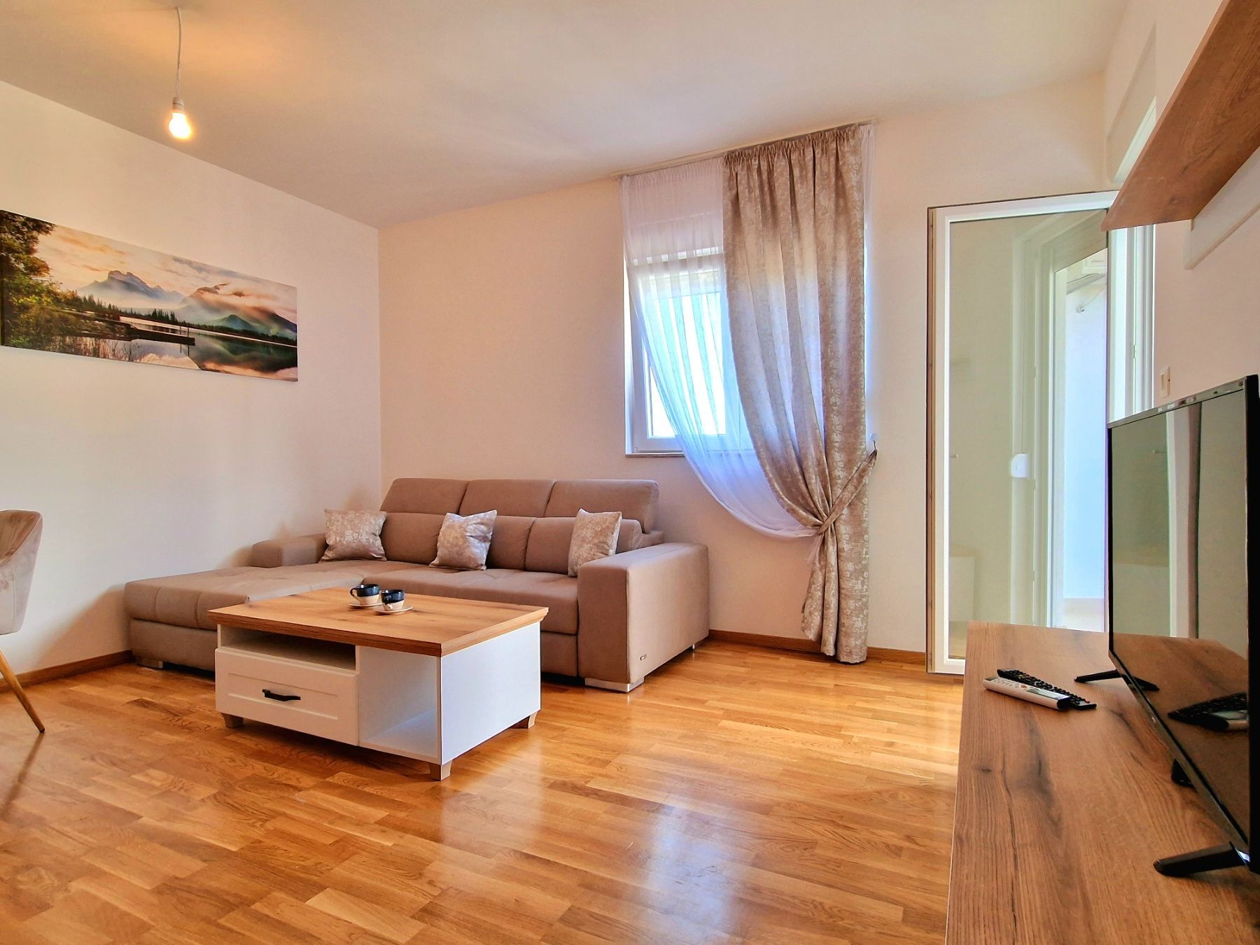 amforaproperty.com/Luksuzno opremljen dvosoban stan sa pogledom na more i parking mestom,Becici (NA PERIOD OD 15.09 DO 30.05.2024)