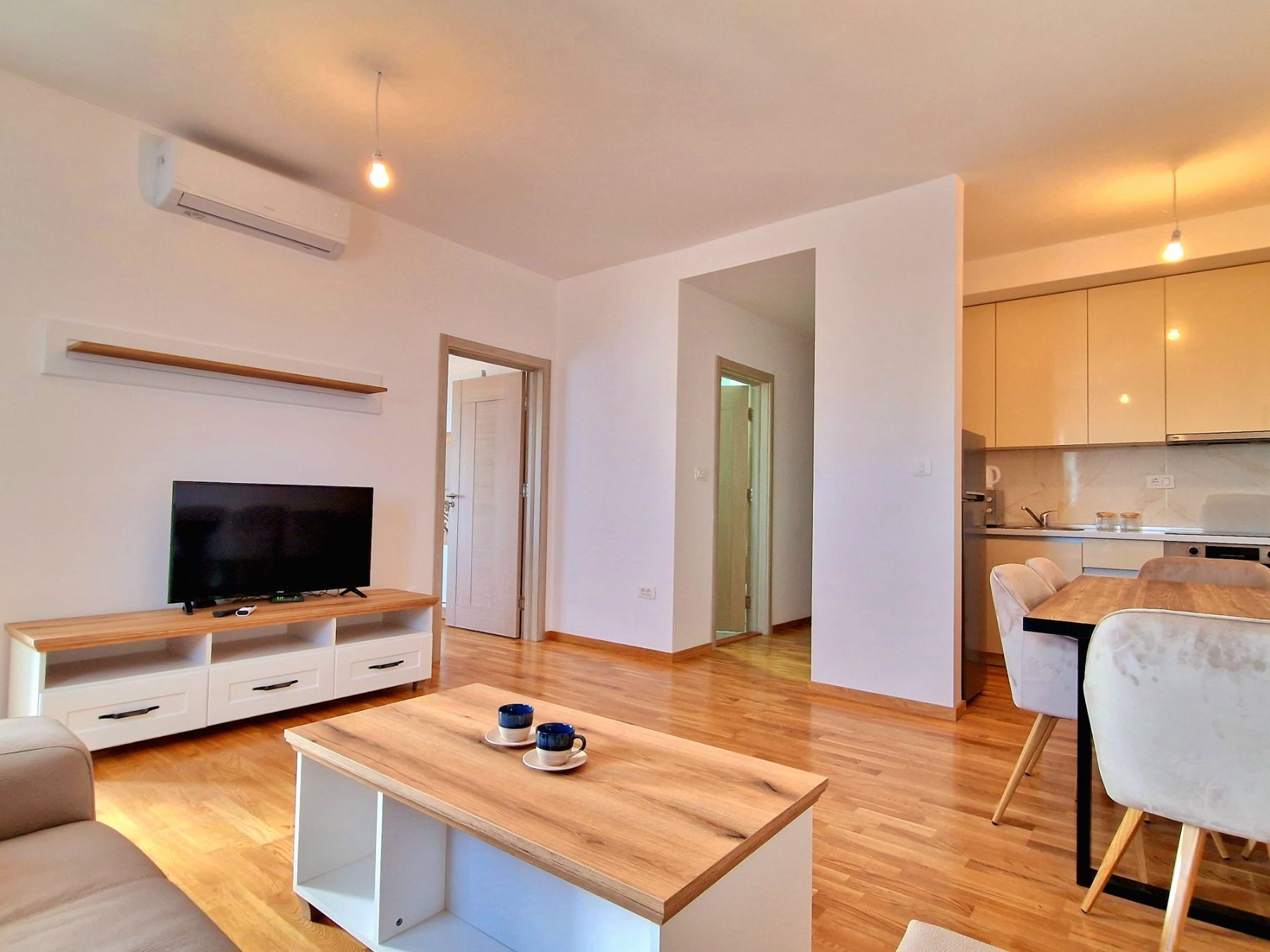amforaproperty.com/Luksuzno opremljen dvosoban stan sa pogledom na more i parking mestom,Becici (NA PERIOD OD 15.09 DO 30.05.2024)