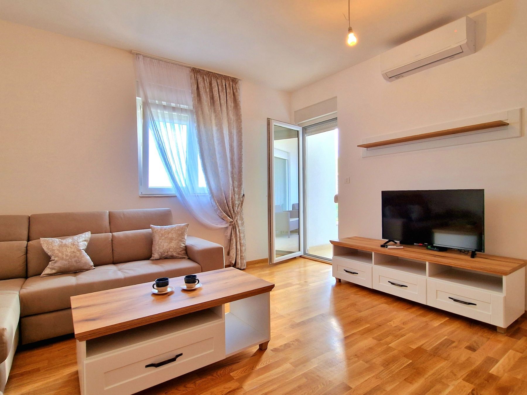 amforaproperty.com/Luksuzno opremljen dvosoban stan sa pogledom na more i parking mestom,Becici (NA PERIOD OD 15.09 DO 30.05.2024)