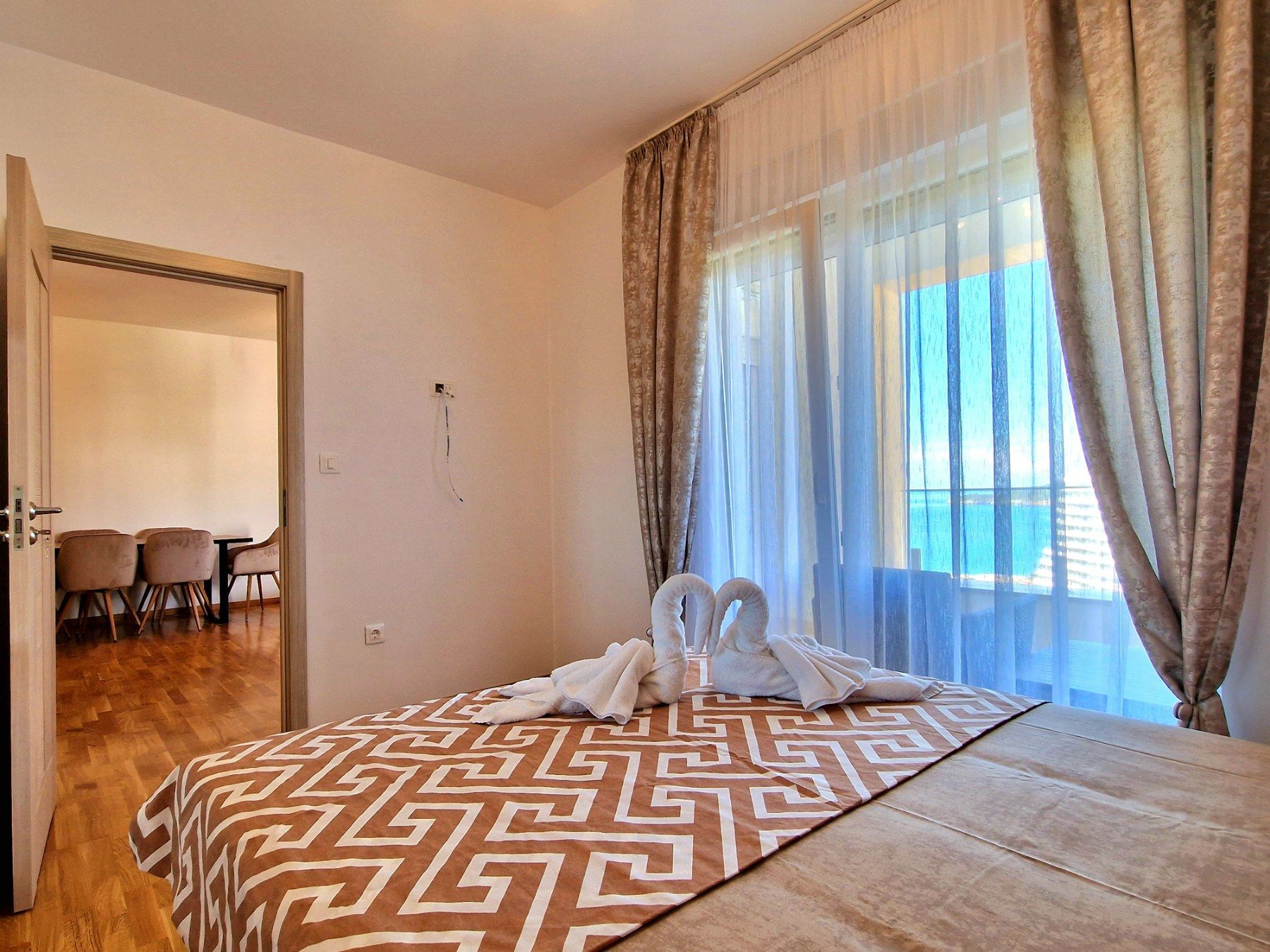 amforaproperty.com/Luksuzno opremljen dvosoban stan sa pogledom na more i parking mestom,Becici (NA PERIOD OD 15.09 DO 30.05.2024)
