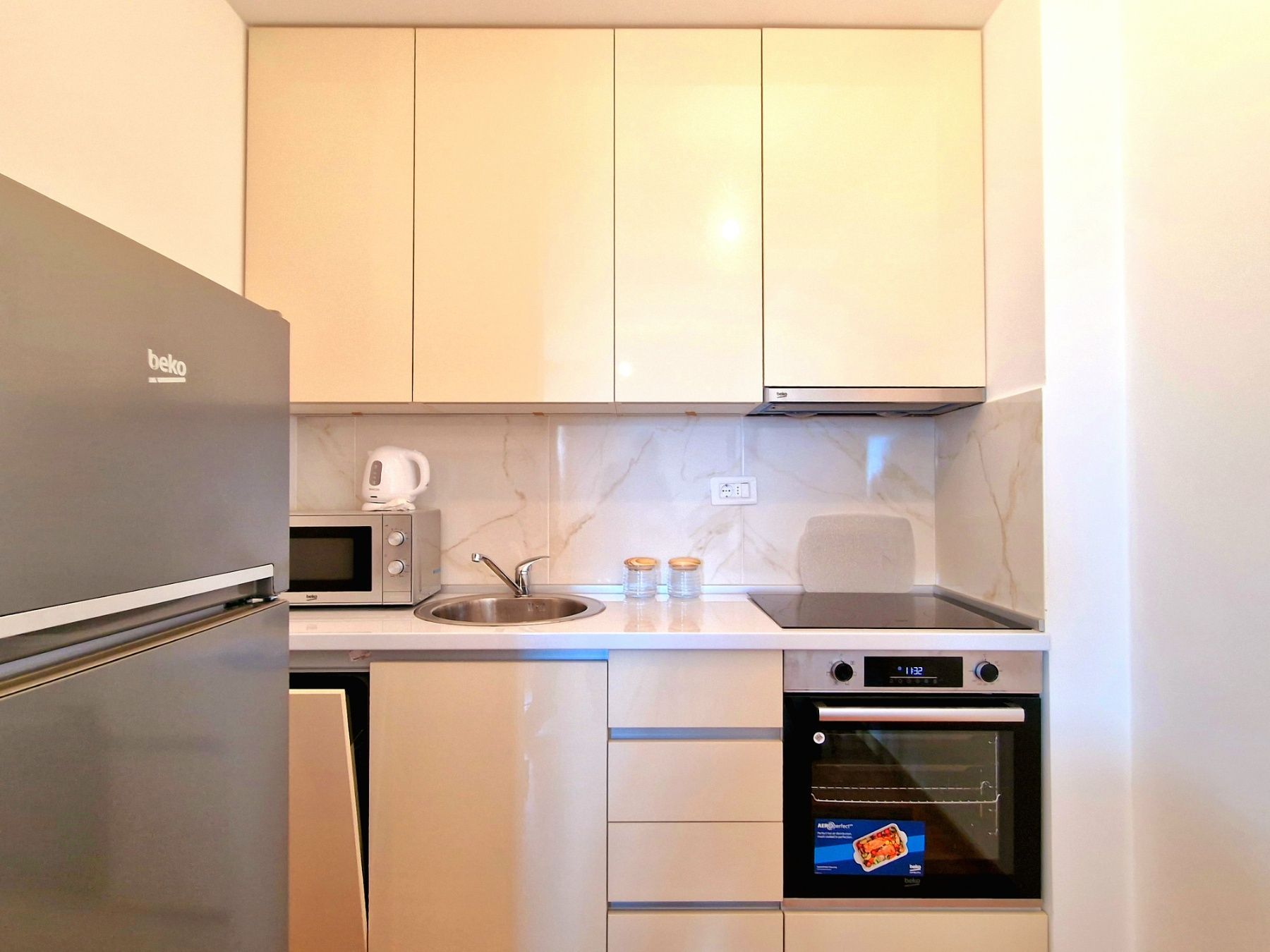 amforaproperty.com/Luksuzno opremljen dvosoban stan sa pogledom na more i parking mestom,Becici (NA PERIOD OD 15.09 DO 30.05.2024)