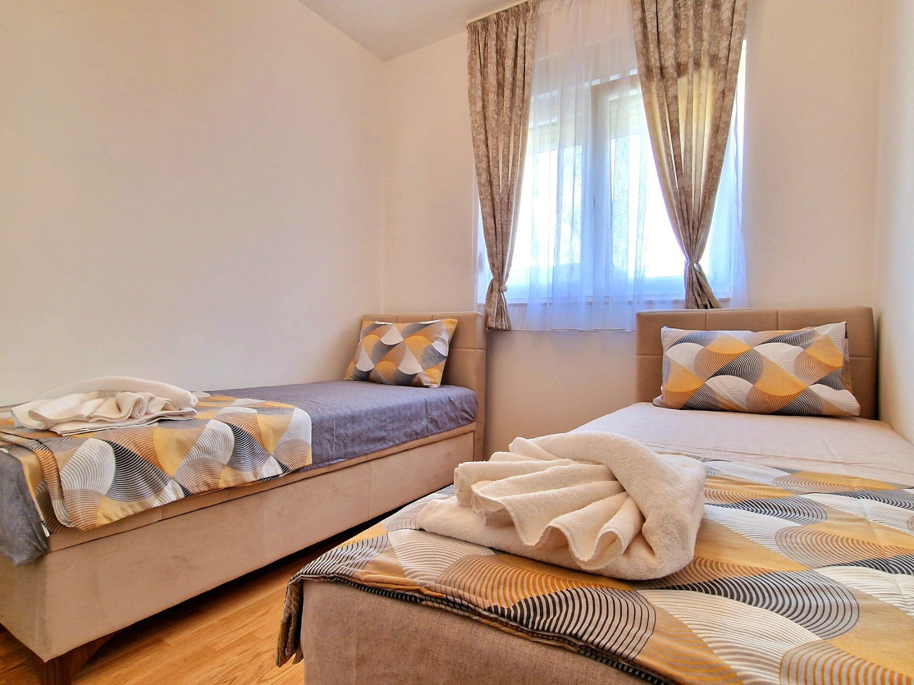 amforaproperty.com/Luksuzno opremljen dvosoban stan sa pogledom na more i parking mestom,Becici (NA PERIOD OD 15.09 DO 30.05.2024)