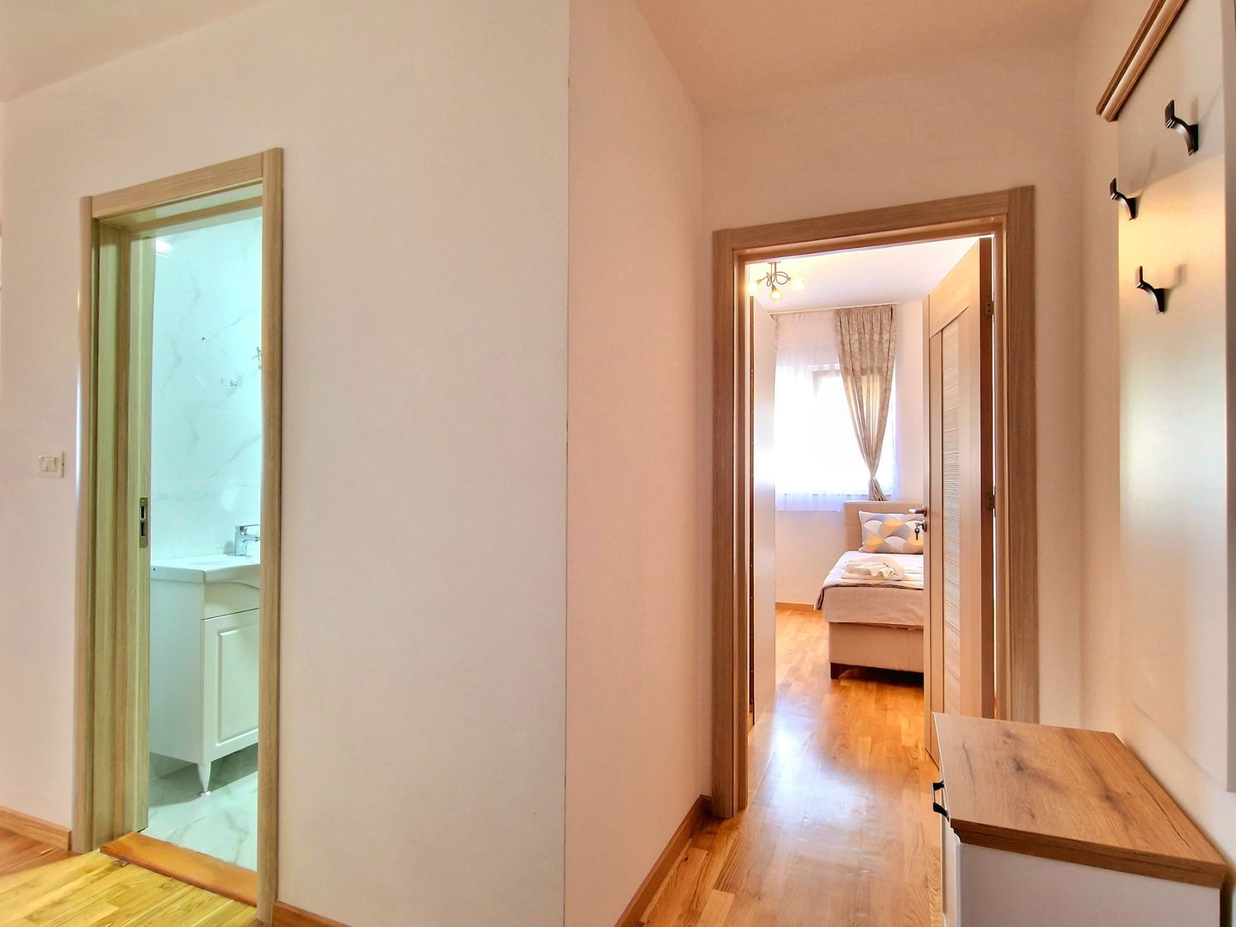 amforaproperty.com/Luksuzno opremljen dvosoban stan sa pogledom na more i parking mestom,Becici (NA PERIOD OD 15.09 DO 30.05.2024)
