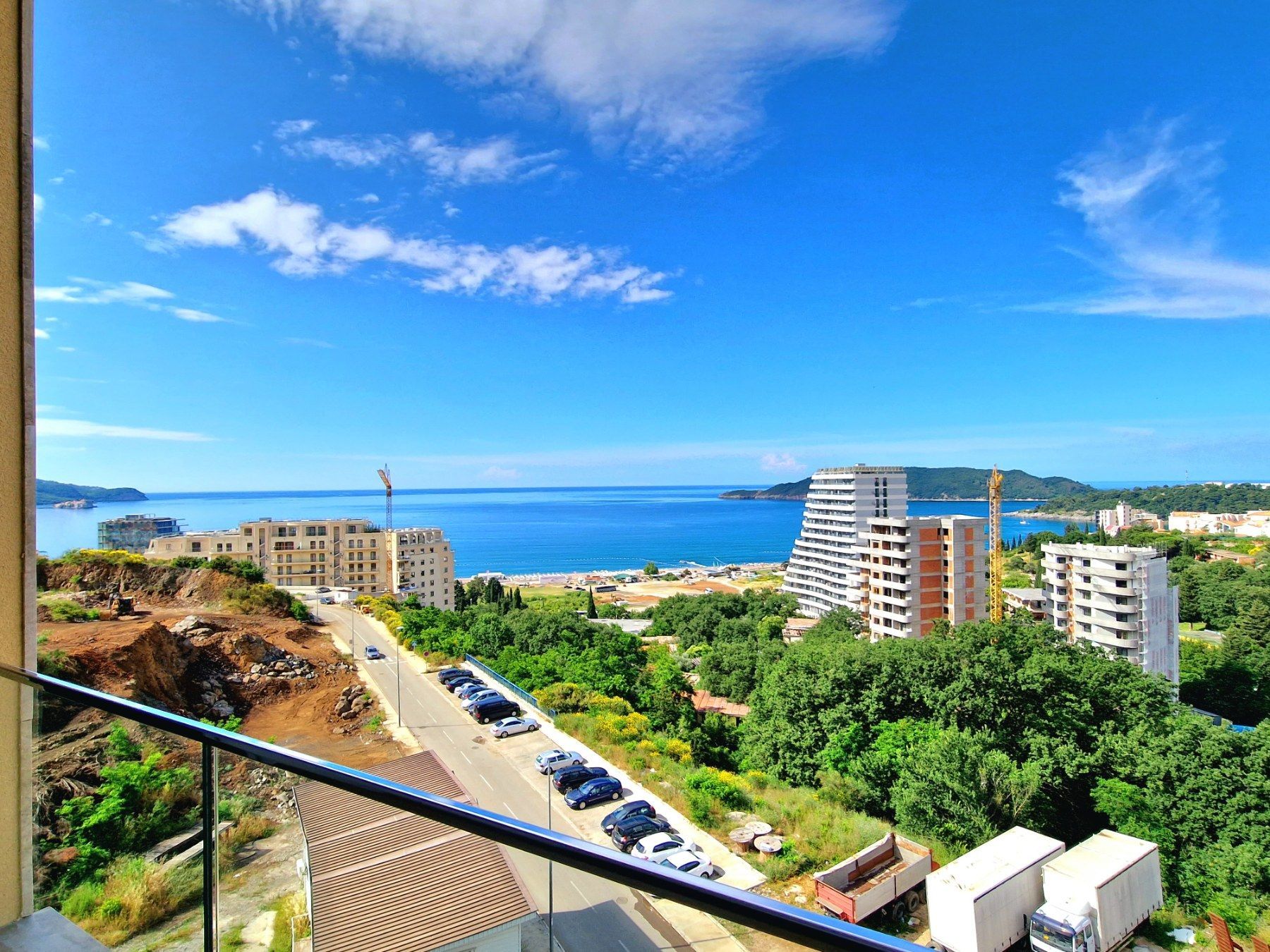 amforaproperty.com/Luksuzno opremljen dvosoban stan sa pogledom na more i parking mestom,Becici (NA PERIOD OD 15.09 DO 30.05.2024)