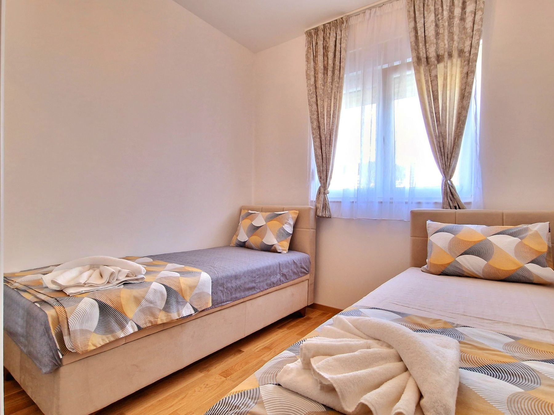 amforaproperty.com/Luksuzno opremljen dvosoban stan sa pogledom na more i parking mestom,Becici (NA PERIOD OD 15.09 DO 30.05.2024)