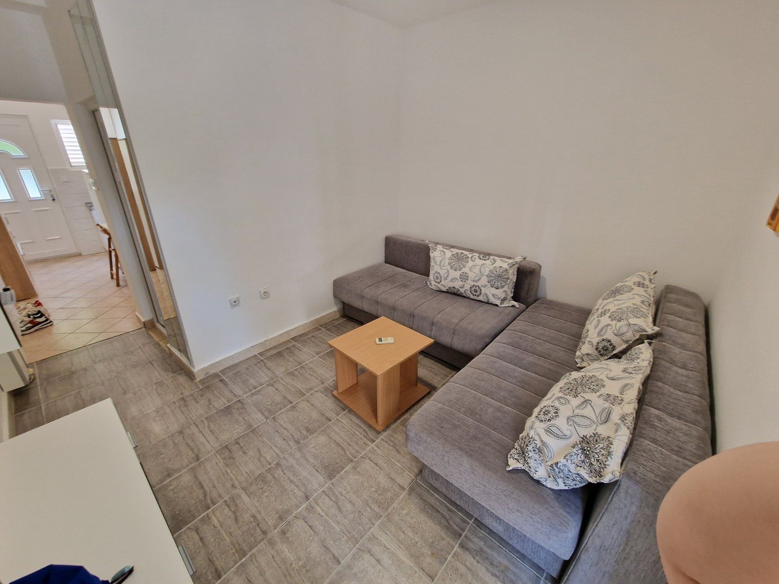 amforaproperty.com/Garsonjera 20m2 na duzi vremenski period u Budvi
