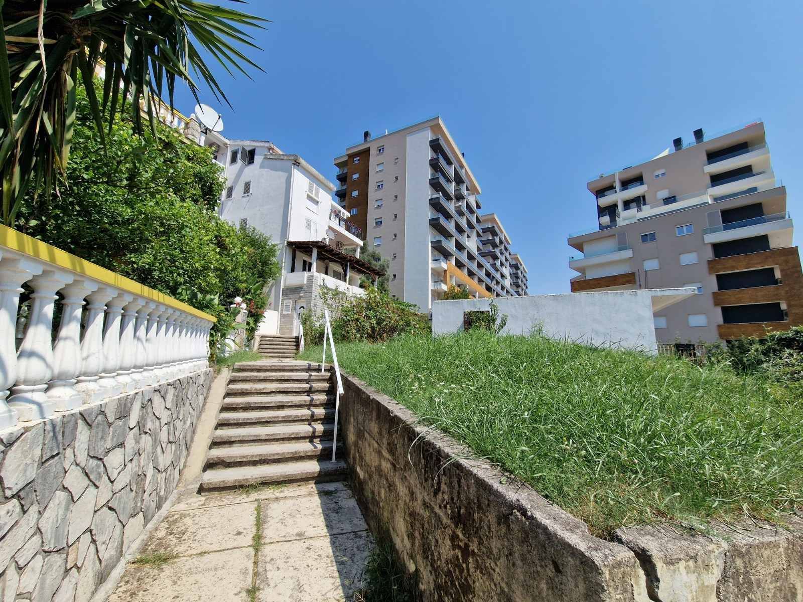 amforaproperty.com/Garsonjera 20m2 na duzi vremenski period u Budvi