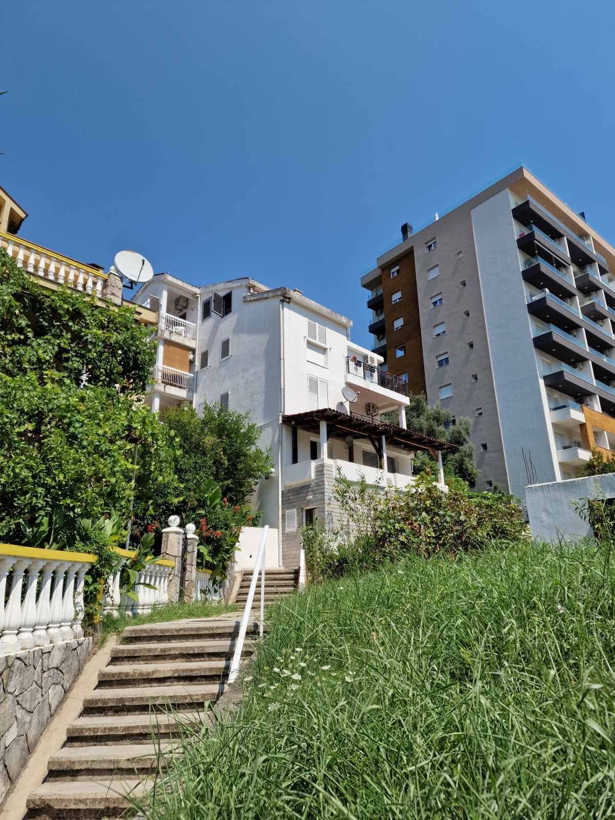 amforaproperty.com/Garsonjera 20m2 na duzi vremenski period u Budvi