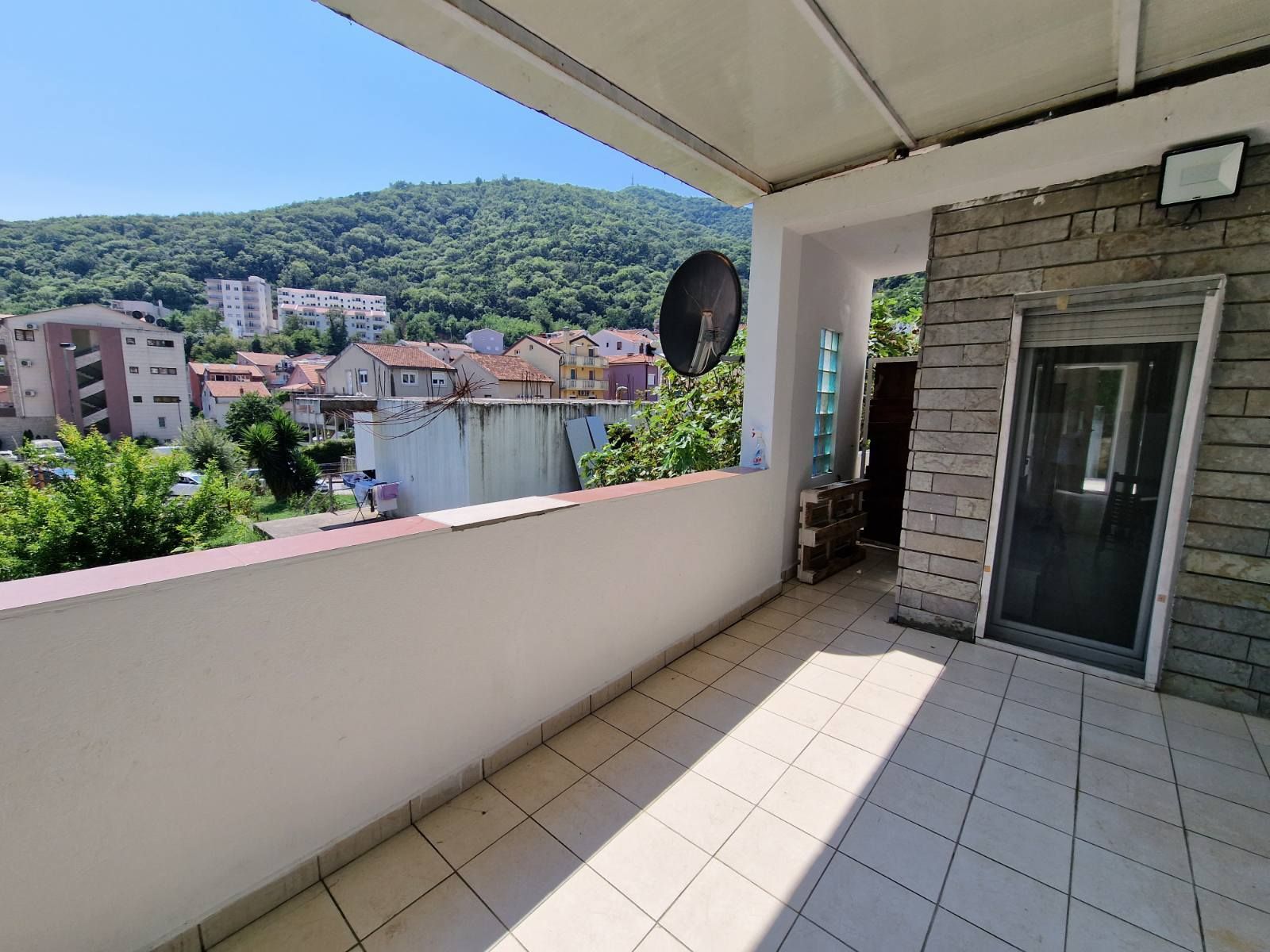 amforaproperty.com/Garsonjera 20m2 na duzi vremenski period u Budvi
