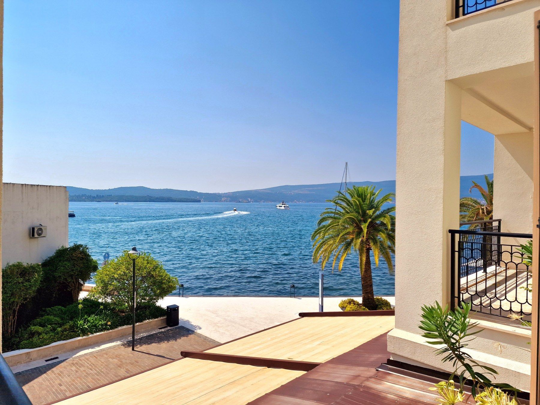 amforaproperty.com/Tivat, Porto Montenegro – dvosoban stan 107m2 sa pogledom na more, zgrada Ksenija