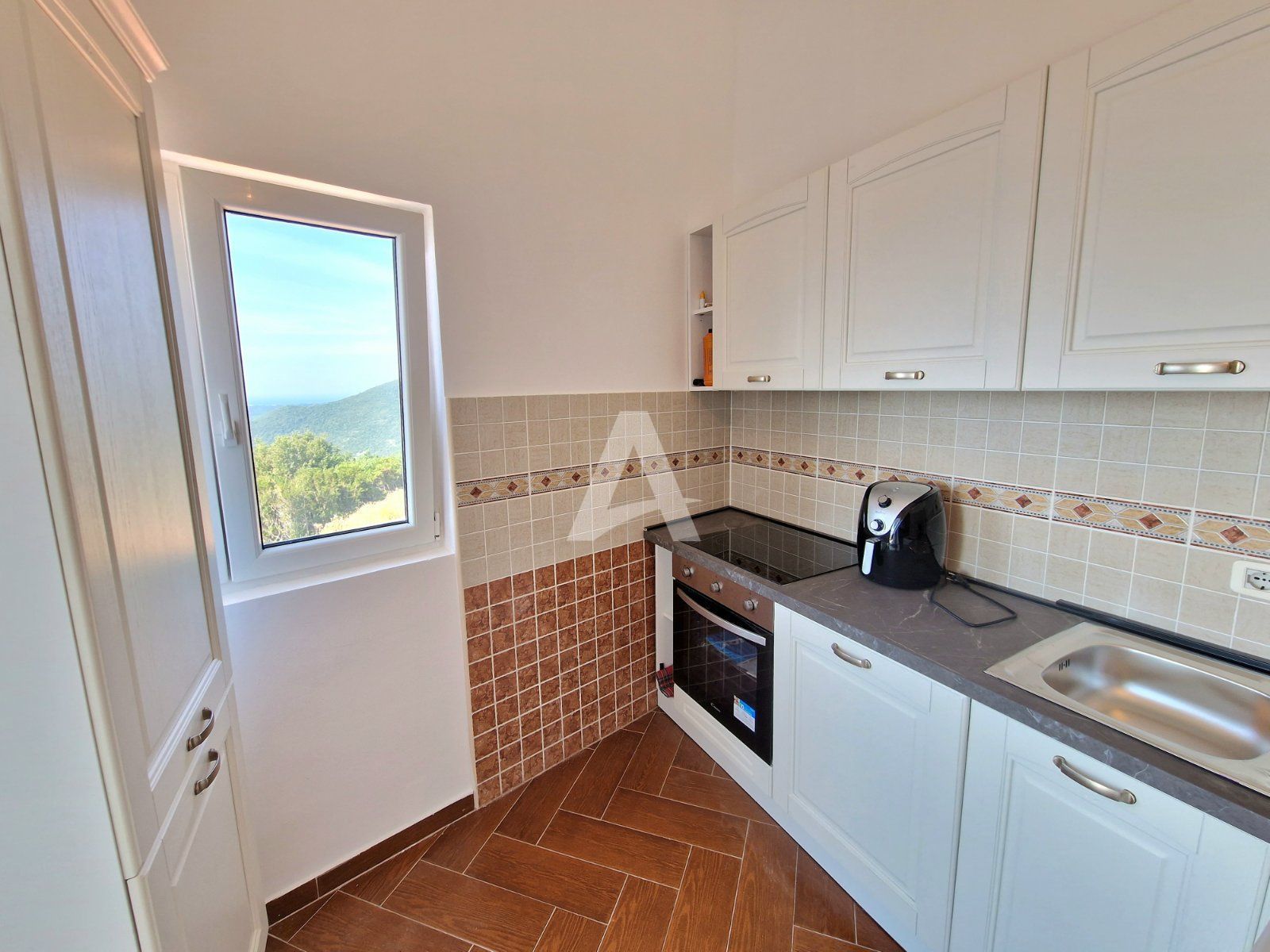 amforaproperty.com/Trosoban stan sa pogledom na more Prijevor -Budva (NA DUZI VREMENSKI PERIOD)