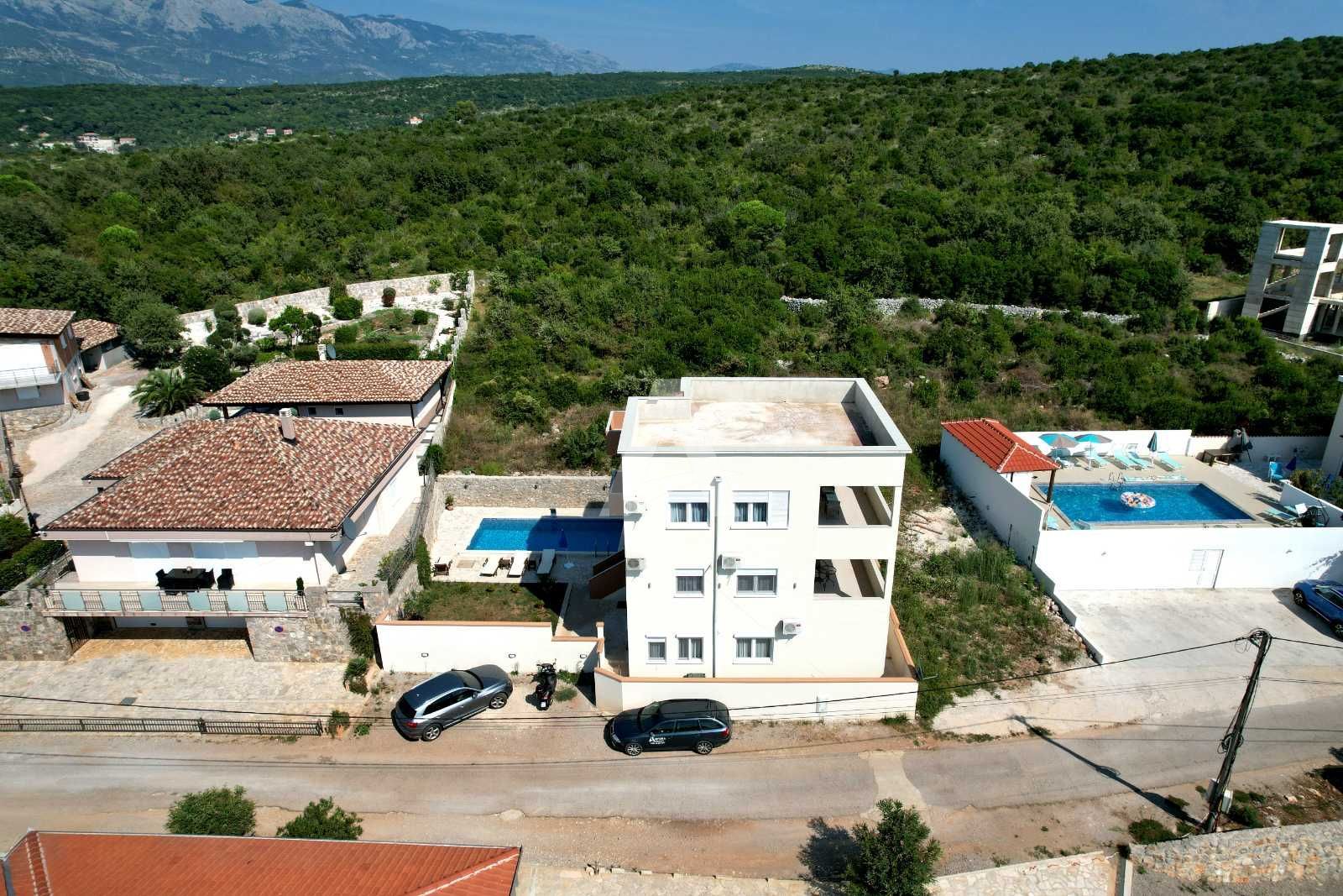 amforaproperty.com/Ekskluzivna vila 300m2 sa Bazenom-Krimovica, Kotor (NA DUZI PERIOD)