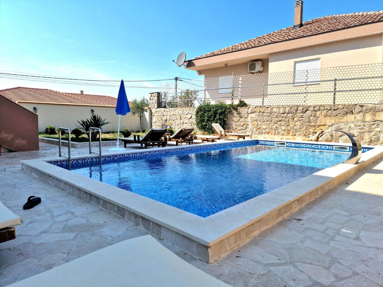 amforaproperty.com/Luksuzna Vila sa Bazenom u Krimovici, Opština Kotor