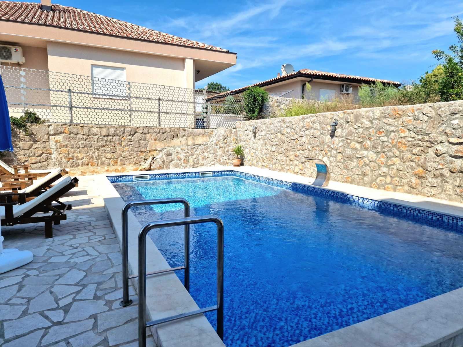 amforaproperty.com/Luksuzna Vila sa Bazenom u Krimovici, Opština Kotor