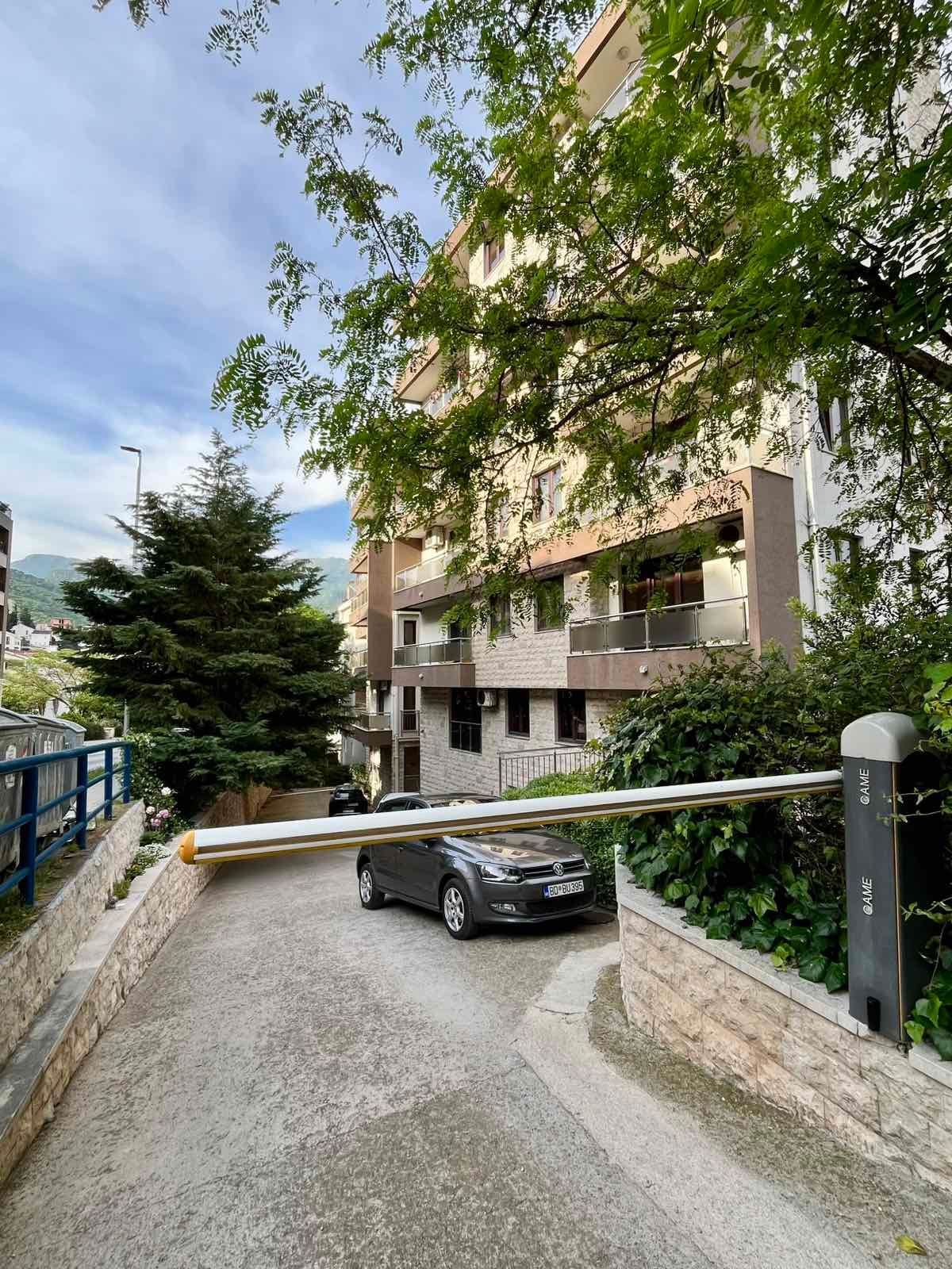 Jednosoban stan sa parking mestom i pogledom na more ,Budva-CENTAR (NA DUZI PERIOD) - Amfora Real Estate