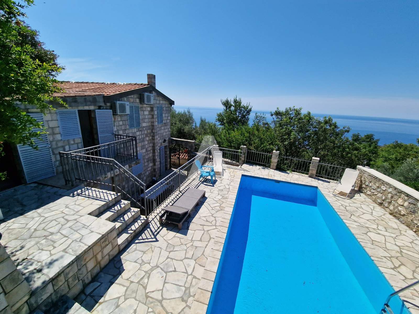 amforaproperty.com/Kuća sa bazenom i spektakularnim pogledom na more u Reževićima-Budva