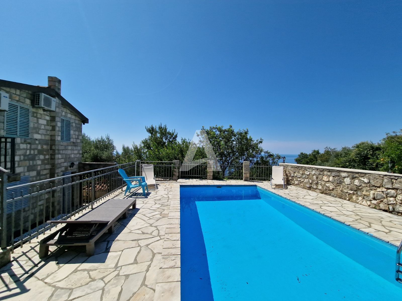 amforaproperty.com/Kuća sa bazenom i spektakularnim pogledom na more u Reževićima-Budva