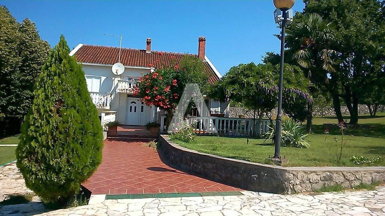 amforaproperty.com/Luksuzna kuća sa bazenom Mareza, Podgorica (NA DUZI PERIOD)