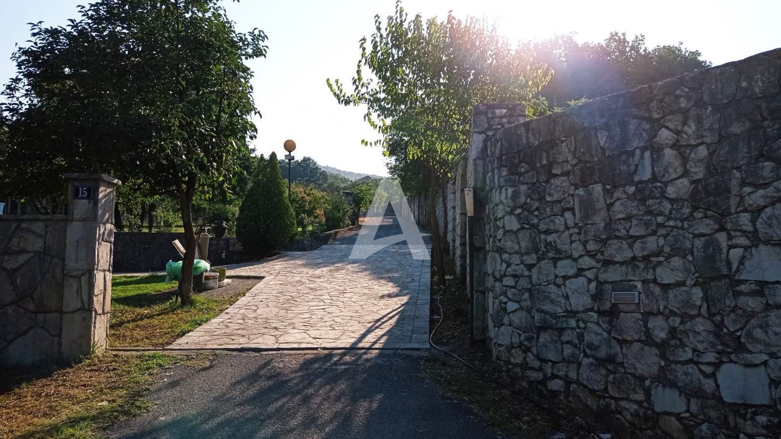 amforaproperty.com/Luksuzna kuća sa bazenom Mareza, Podgorica (NA DUZI PERIOD)