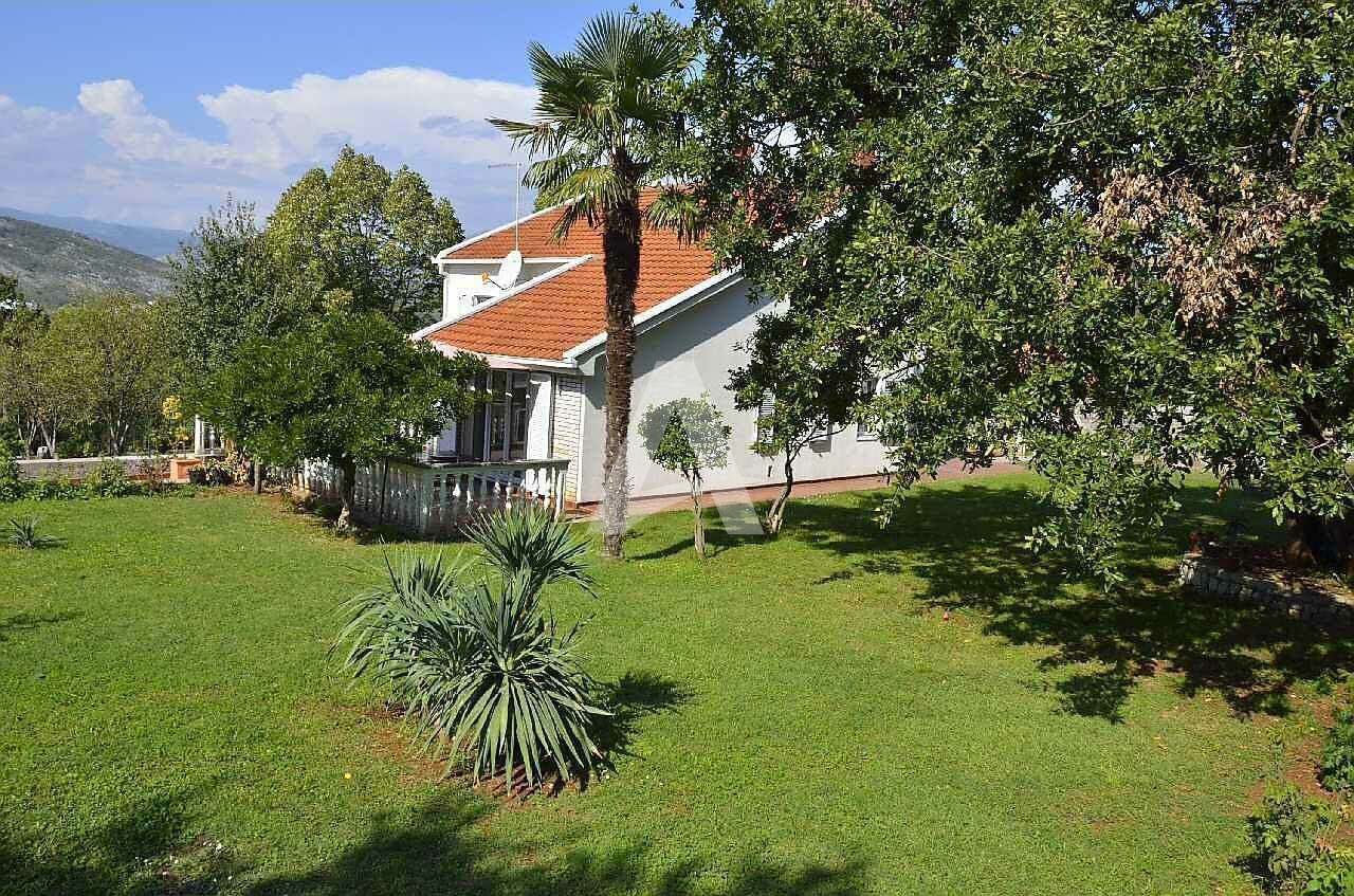 amforaproperty.com/Luksuzna kuća sa bazenom Mareza, Podgorica (NA DUZI PERIOD)