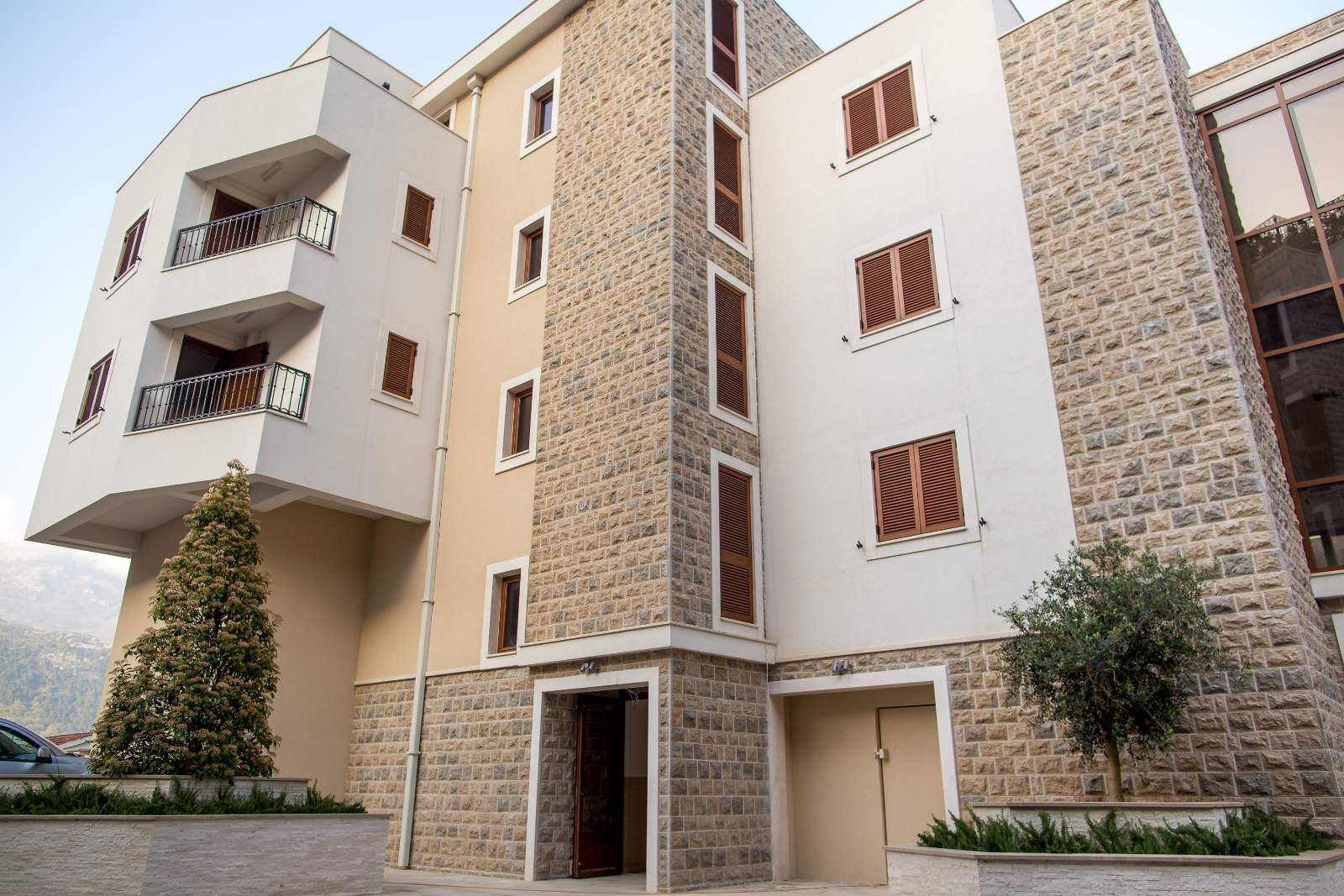 amforaproperty.com/Moderno opremljena garsonjera na atraktivnoj lokaciji u Budvi (na duzi period)