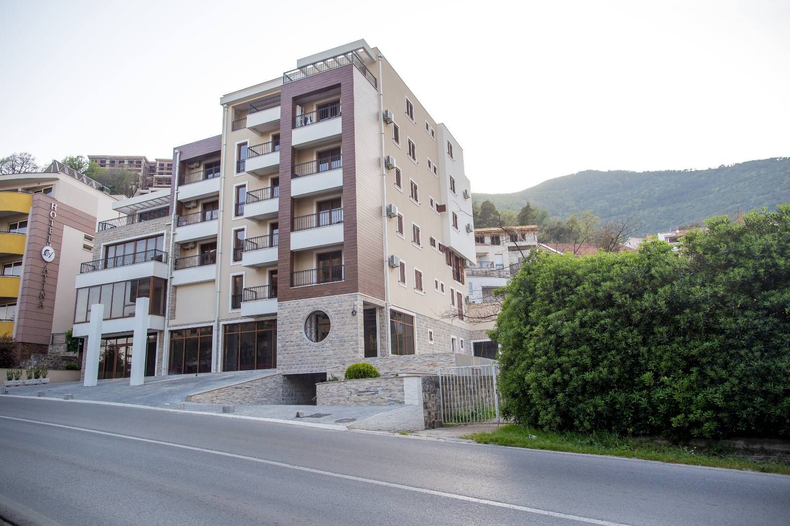 amforaproperty.com/Moderno opremljena garsonjera na atraktivnoj lokaciji u Budvi (na duzi period)