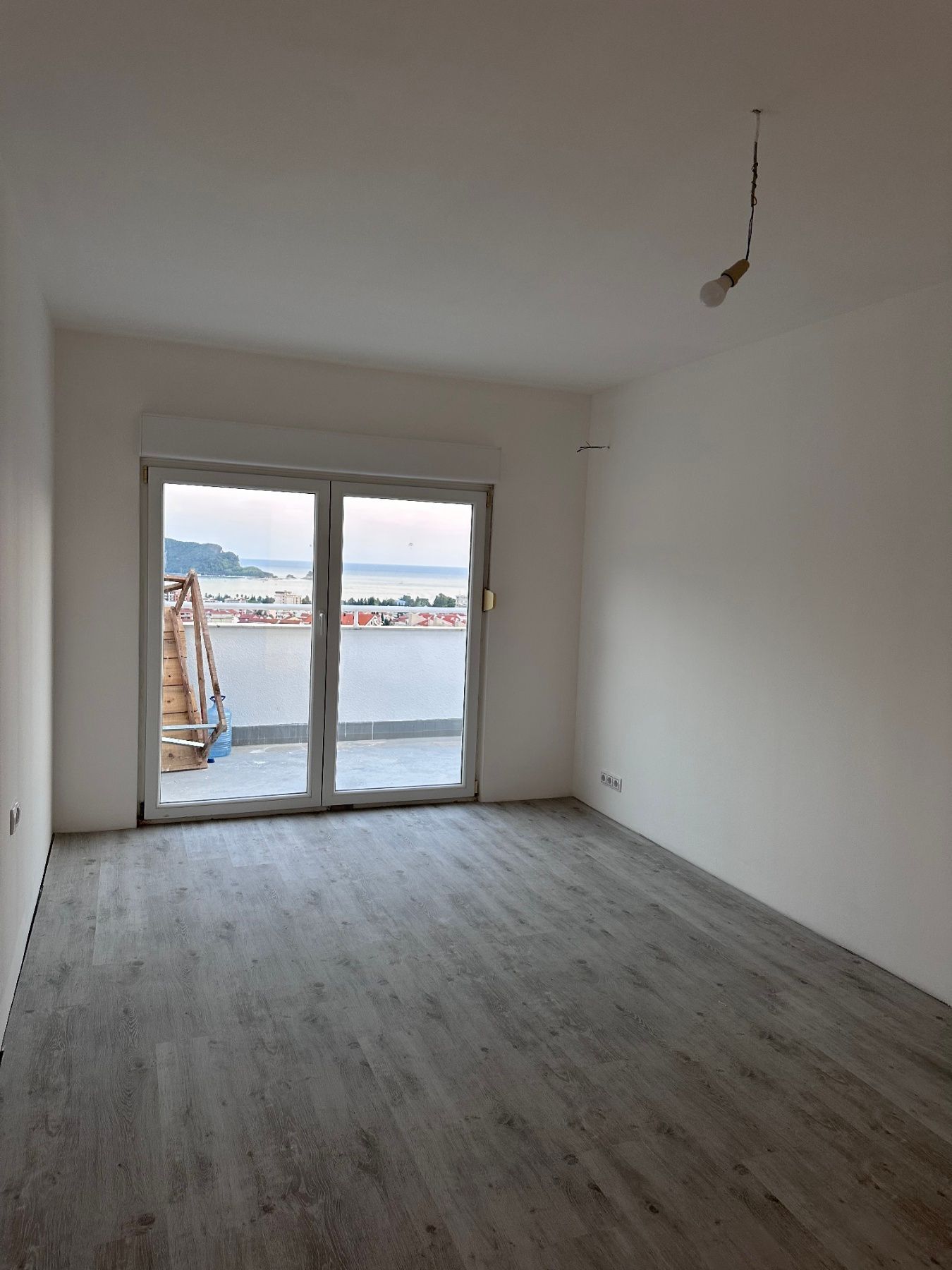 amforaproperty.com/Dvosoban stan sa panoramskim pogledom na more i grad ,Lazi - Budva