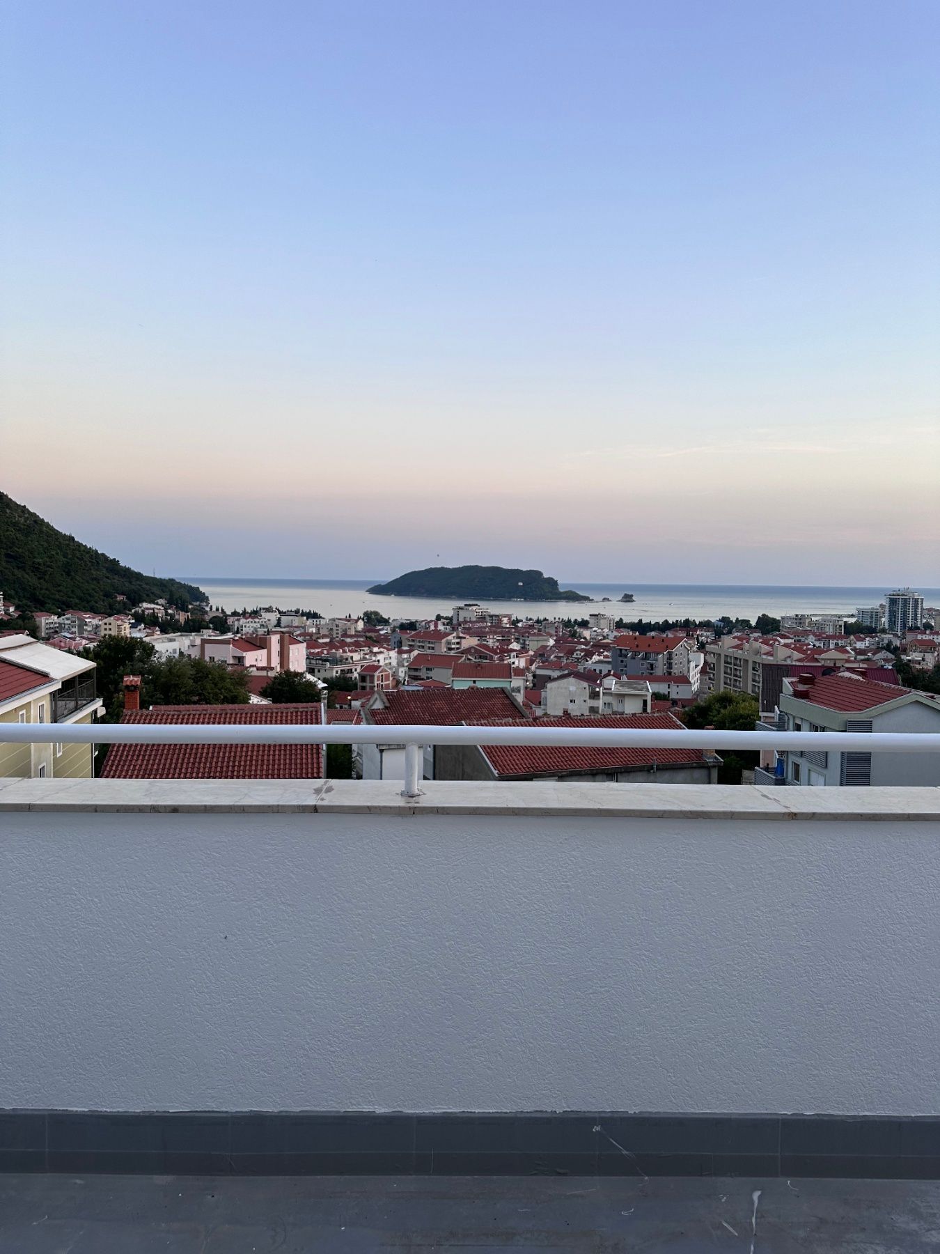 amforaproperty.com/Dvosoban stan sa panoramskim pogledom na more i grad ,Lazi - Budva