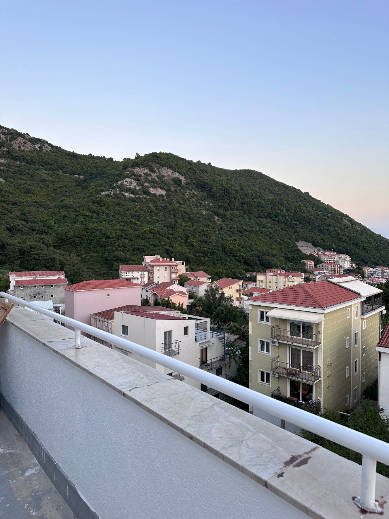 amforaproperty.com/Dvosoban stan sa panoramskim pogledom na more i grad ,Lazi - Budva