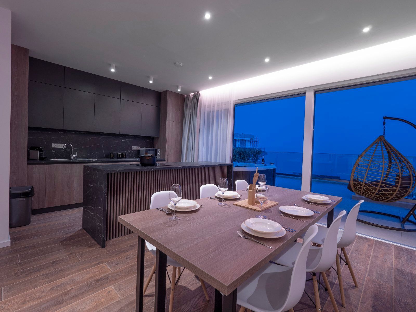 EKSTRA LUKSUZAN PENTHOUSE 140M2,TERASA SA DJAKUZI KADOM I  SPEKTAKULARNIM POGLEDOM NA MORE,BECICI. (NA DUZI PERIOD) - Amfora Real Estate