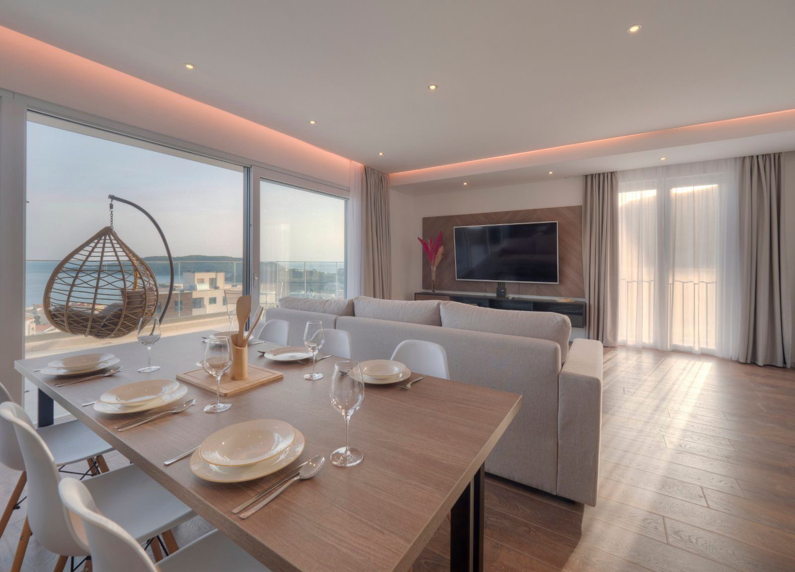 EKSTRA LUKSUZAN PENTHOUSE 140M2,TERASA SA DJAKUZI KADOM I  SPEKTAKULARNIM POGLEDOM NA MORE,BECICI. (NA DUZI PERIOD) - Amfora Real Estate