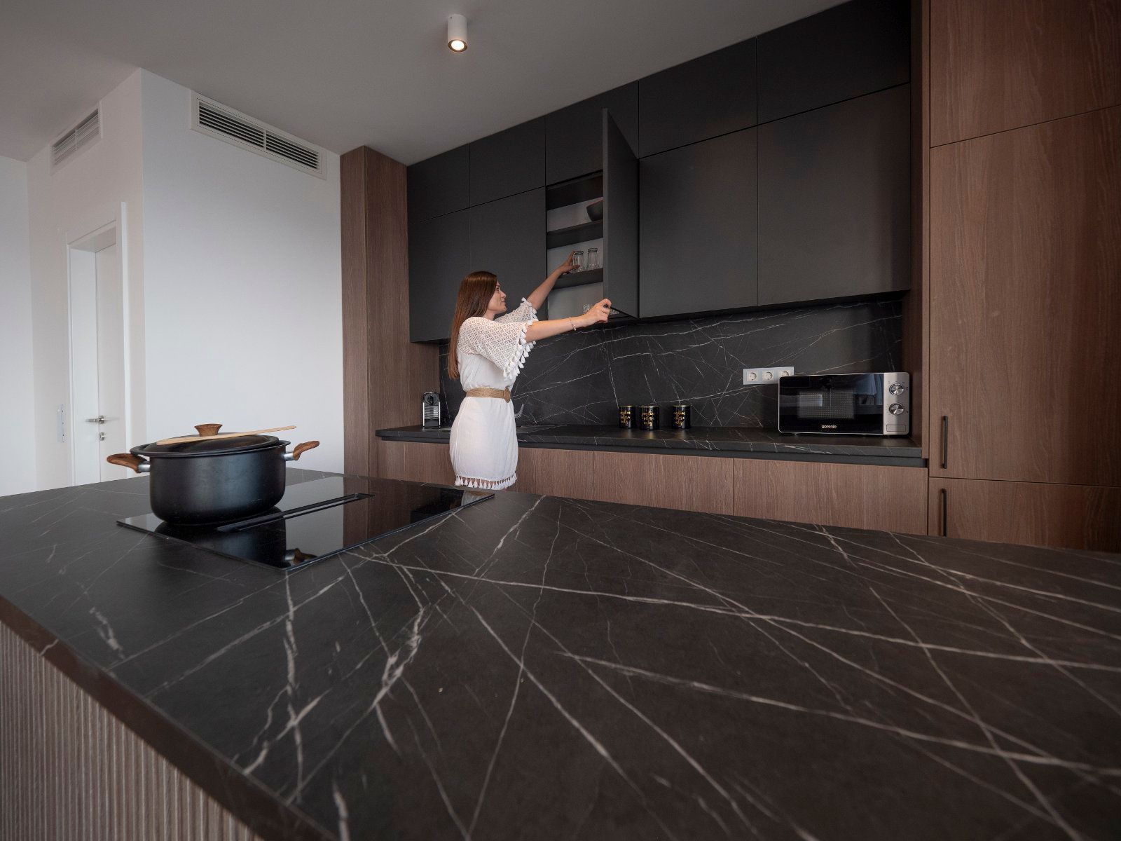 EKSTRA LUKSUZAN PENTHOUSE 140M2,TERASA SA DJAKUZI KADOM I  SPEKTAKULARNIM POGLEDOM NA MORE,BECICI. (NA DUZI PERIOD) - Amfora Real Estate