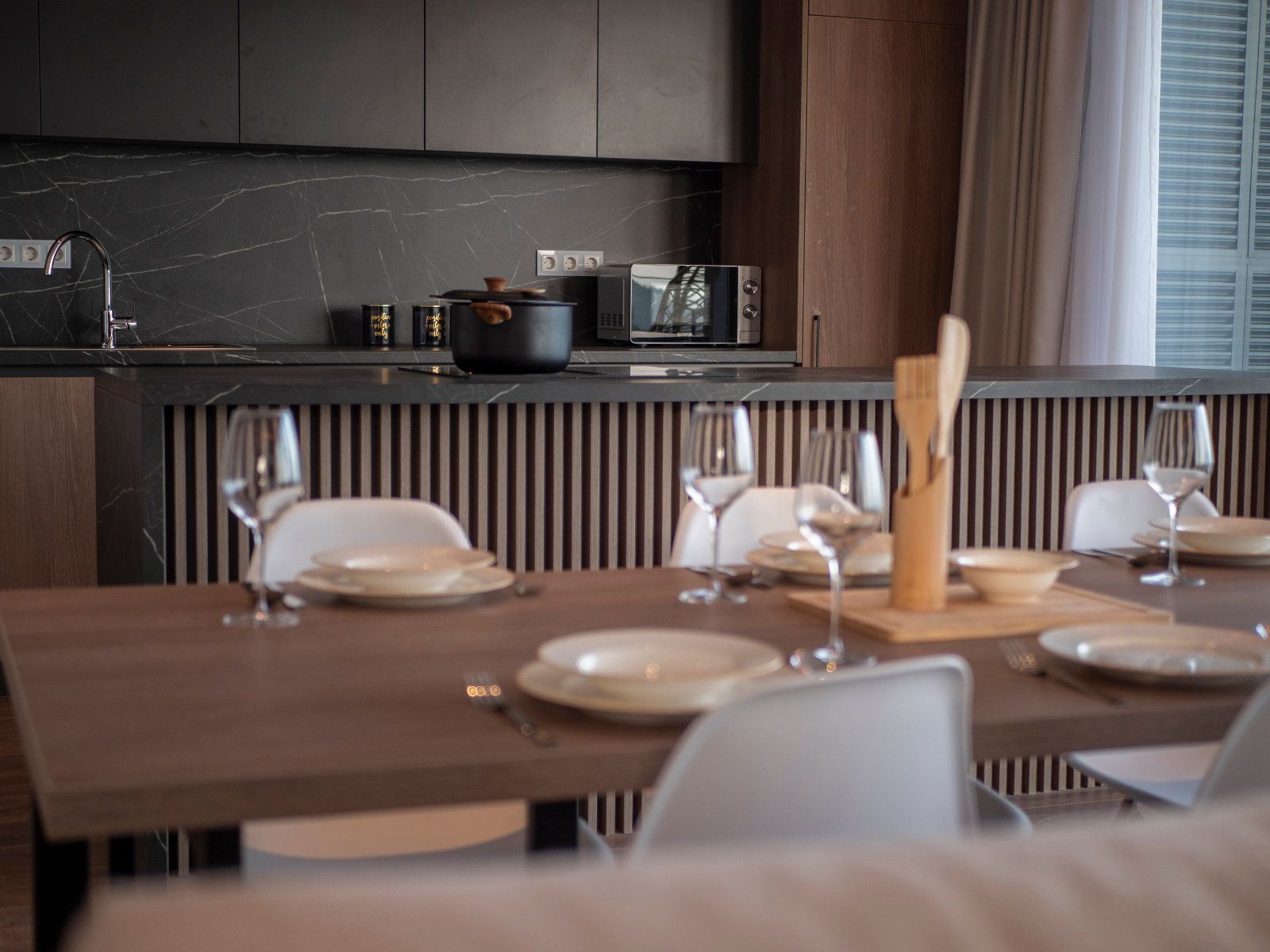 EKSTRA LUKSUZAN PENTHOUSE 140M2,TERASA SA DJAKUZI KADOM I  SPEKTAKULARNIM POGLEDOM NA MORE,BECICI. (NA DUZI PERIOD) - Amfora Real Estate