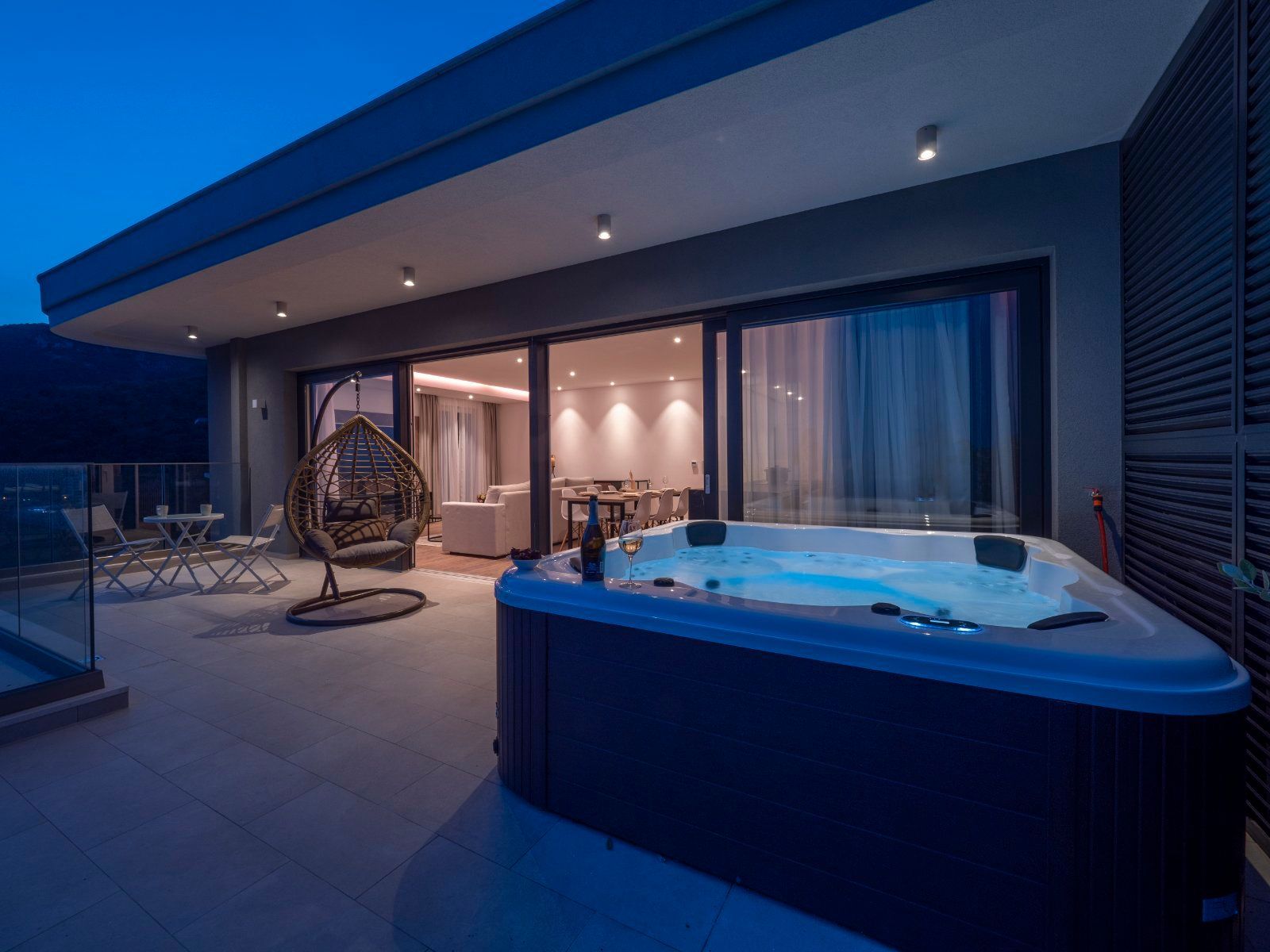 EKSTRA LUKSUZAN PENTHOUSE 140M2,TERASA SA DJAKUZI KADOM I  SPEKTAKULARNIM POGLEDOM NA MORE,BECICI. (NA DUZI PERIOD) - Amfora Real Estate