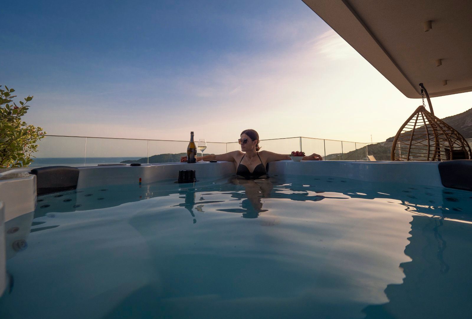 EKSTRA LUKSUZAN PENTHOUSE 140M2,TERASA SA DJAKUZI KADOM I  SPEKTAKULARNIM POGLEDOM NA MORE,BECICI. (NA DUZI PERIOD) - Amfora Real Estate