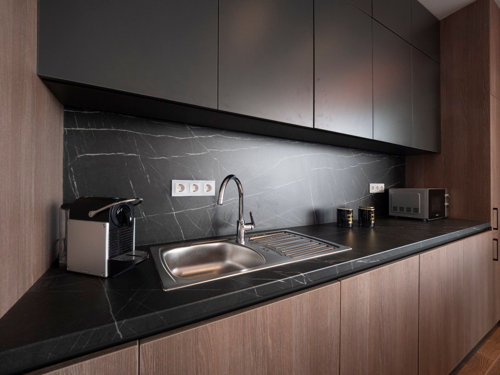 EKSTRA LUKSUZAN PENTHOUSE 140M2,TERASA SA DJAKUZI KADOM I  SPEKTAKULARNIM POGLEDOM NA MORE,BECICI. (NA DUZI PERIOD) - Amfora Real Estate