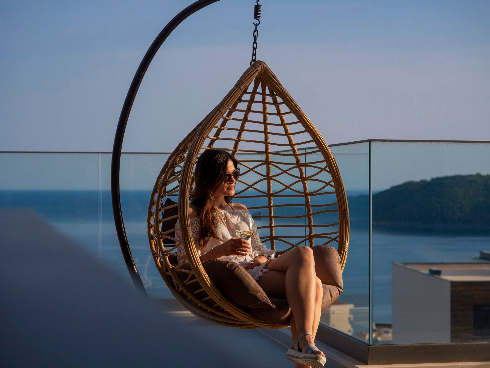 EKSTRA LUKSUZAN PENTHOUSE 140M2,TERASA SA DJAKUZI KADOM I  SPEKTAKULARNIM POGLEDOM NA MORE,BECICI. (NA DUZI PERIOD) - Amfora Real Estate