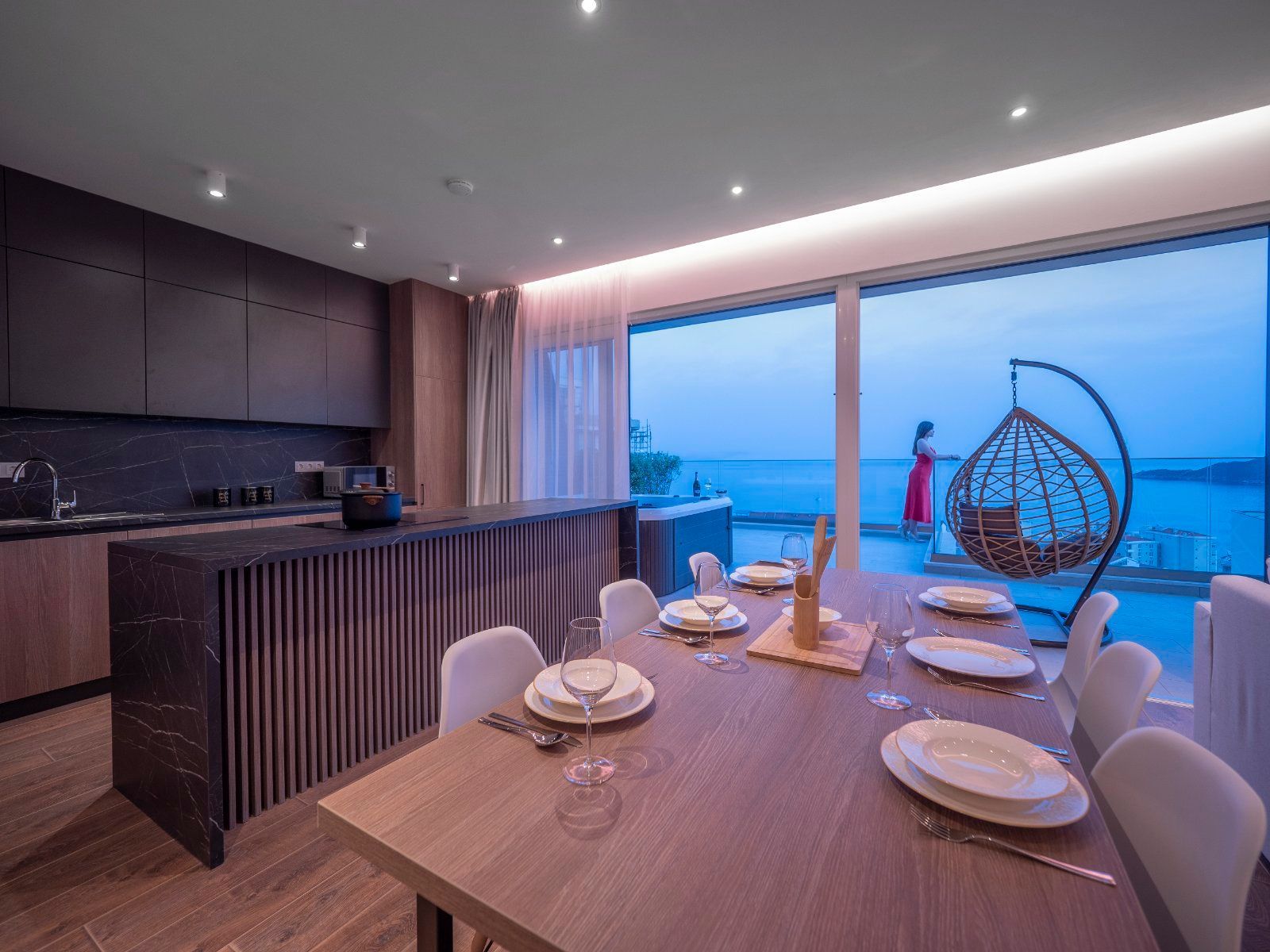 EKSTRA LUKSUZAN PENTHOUSE 140M2,TERASA SA DJAKUZI KADOM I  SPEKTAKULARNIM POGLEDOM NA MORE,BECICI. (NA DUZI PERIOD) - Amfora Real Estate