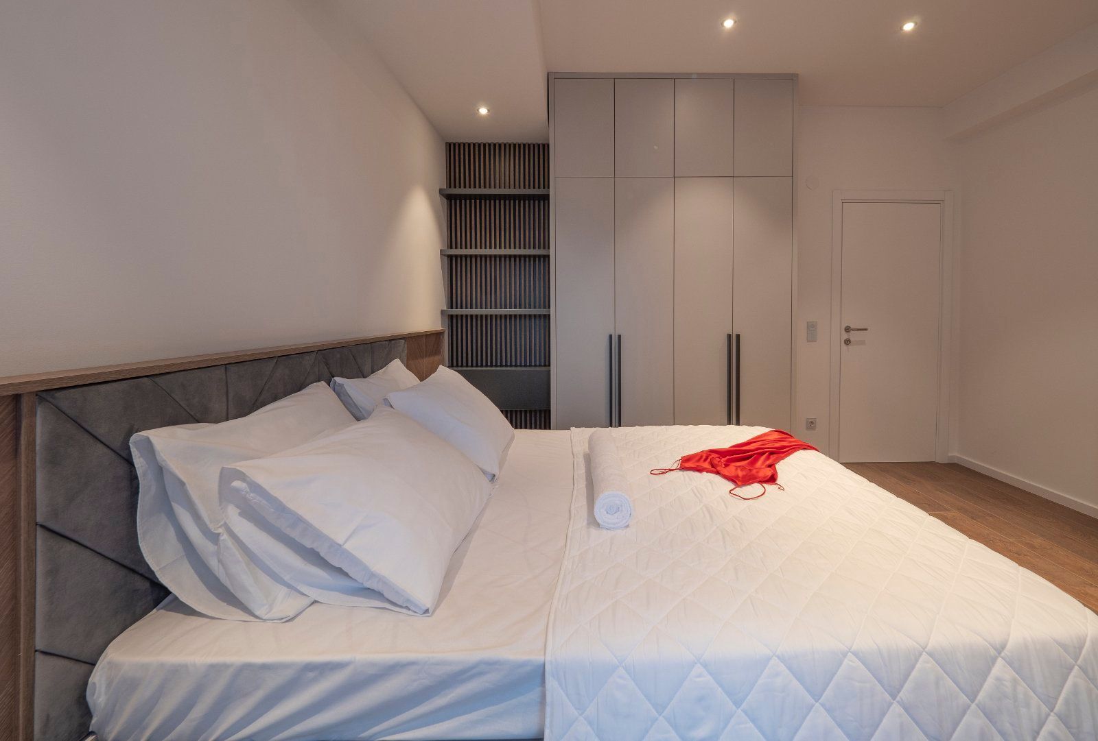 EKSTRA LUKSUZAN PENTHOUSE 140M2,TERASA SA DJAKUZI KADOM I  SPEKTAKULARNIM POGLEDOM NA MORE,BECICI. (NA DUZI PERIOD) - Amfora Real Estate